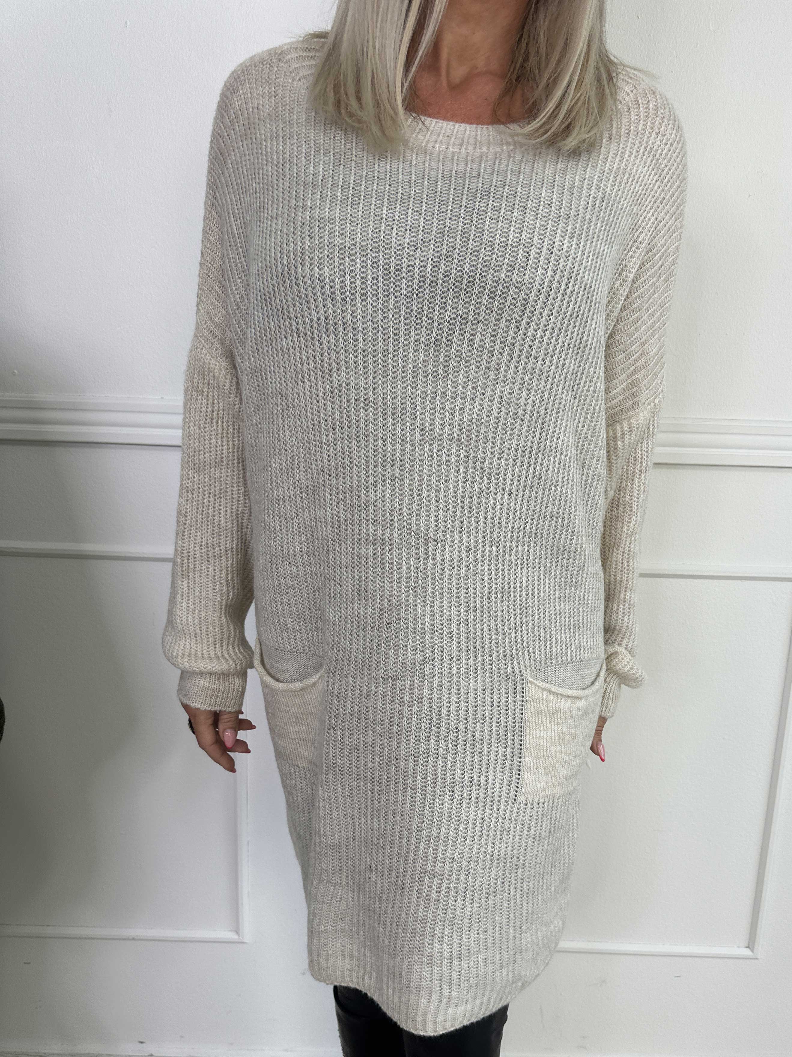 Miranda - Stickad klänning med fickor framtill