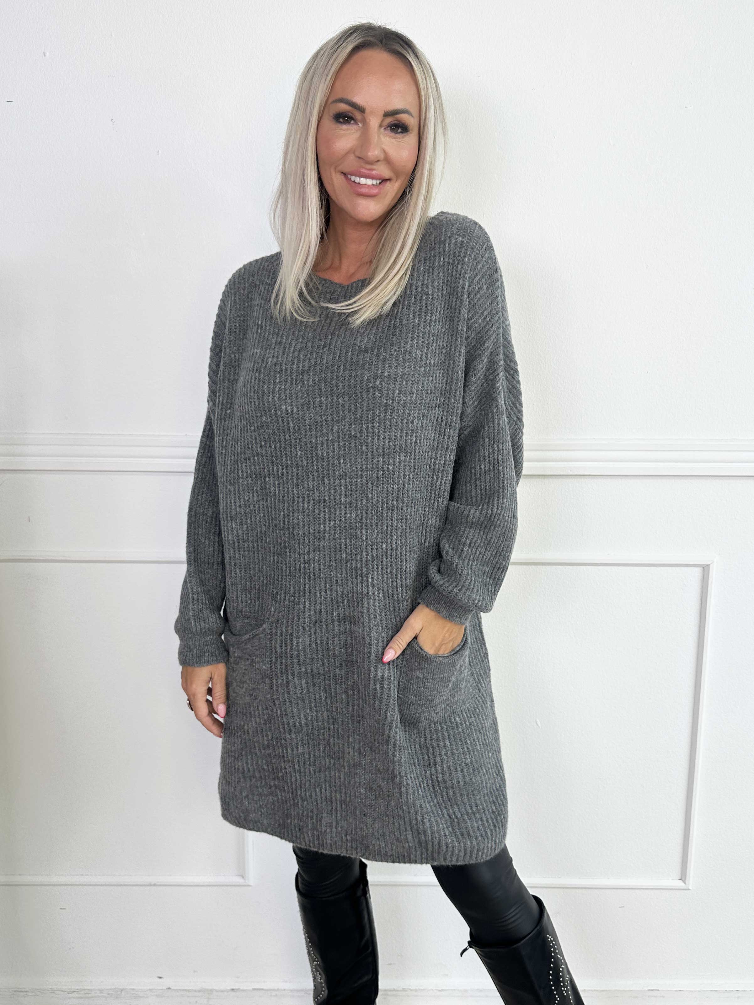 Miranda - Stickad klänning med fickor framtill