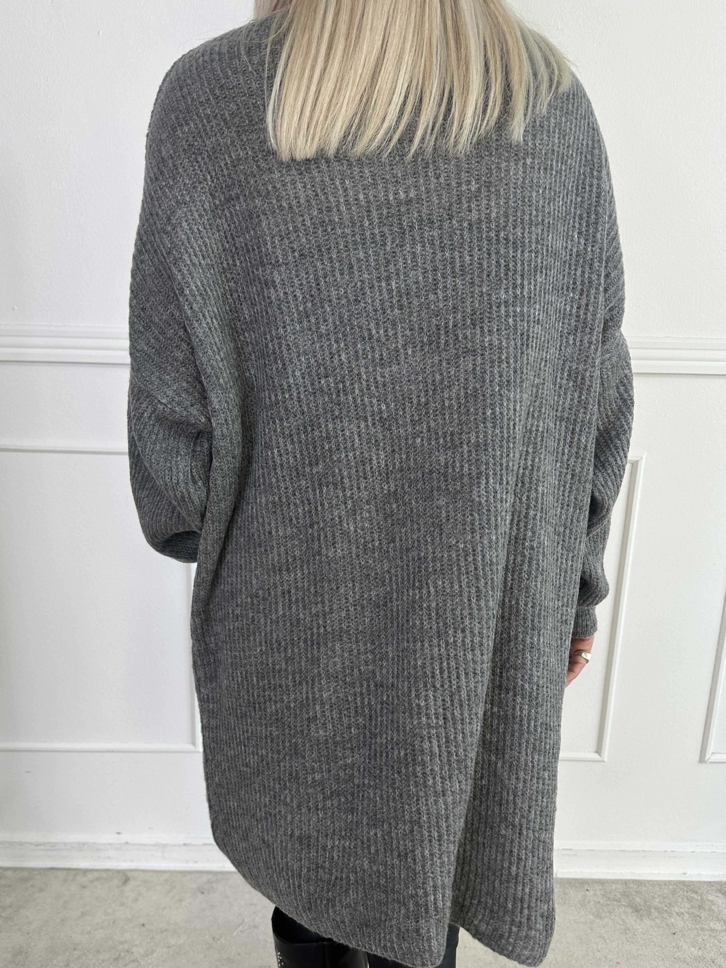 Miranda - Stickad klänning med fickor framtill