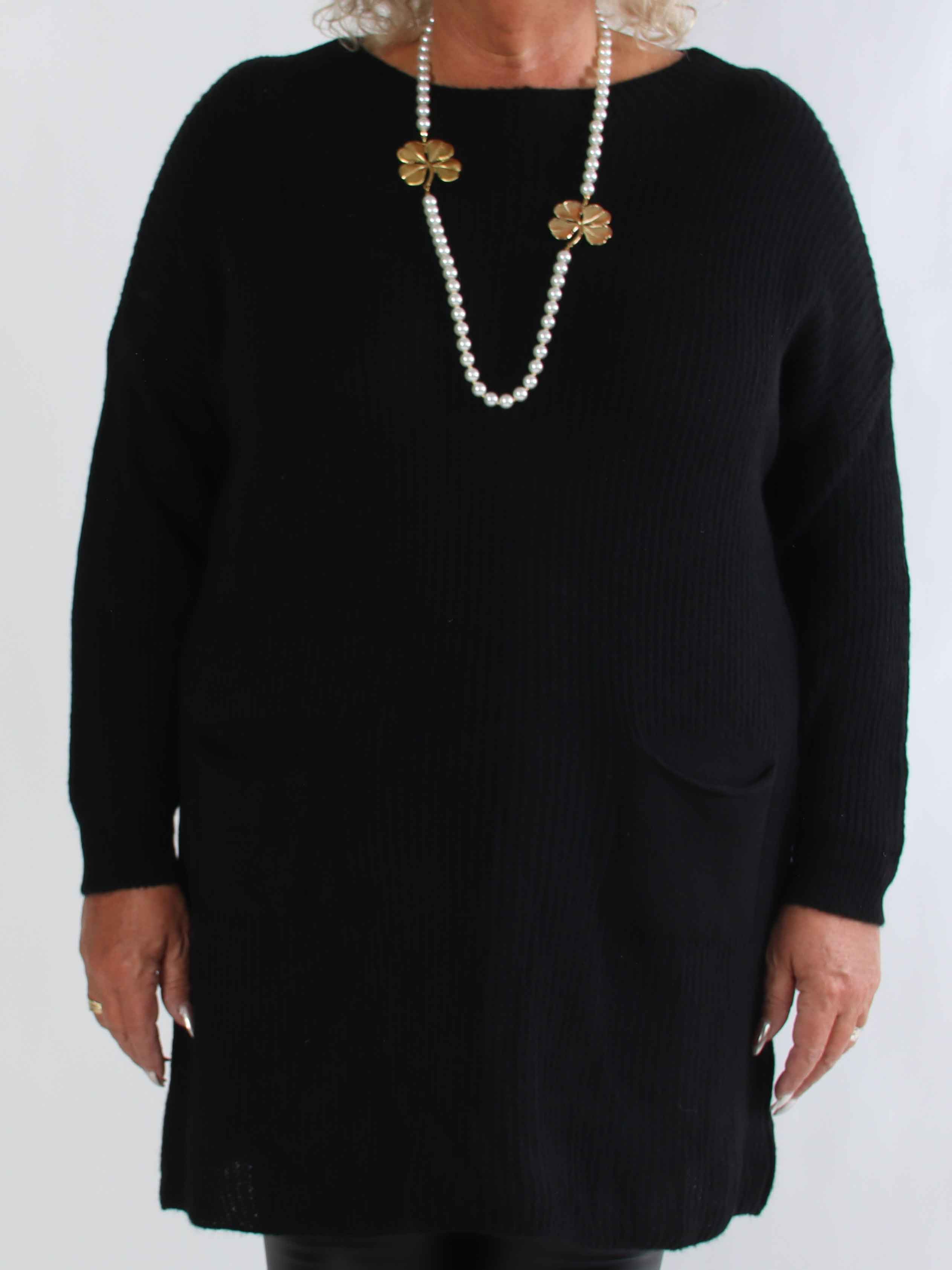 Miranda - Stickad plus size klänning med fickor framtill