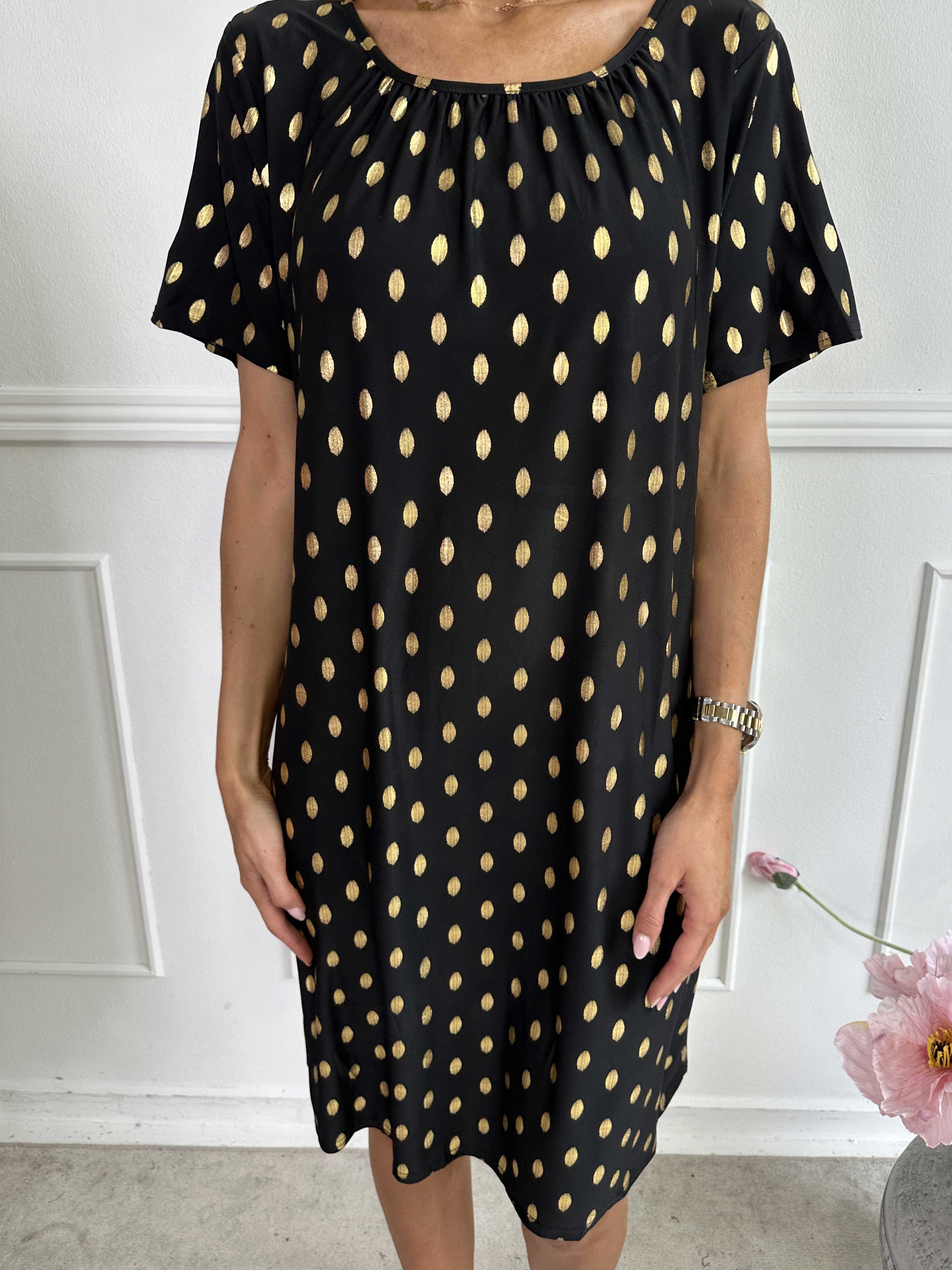 Miravi Gold - Løs kjole i elastisk stof med guld dutter