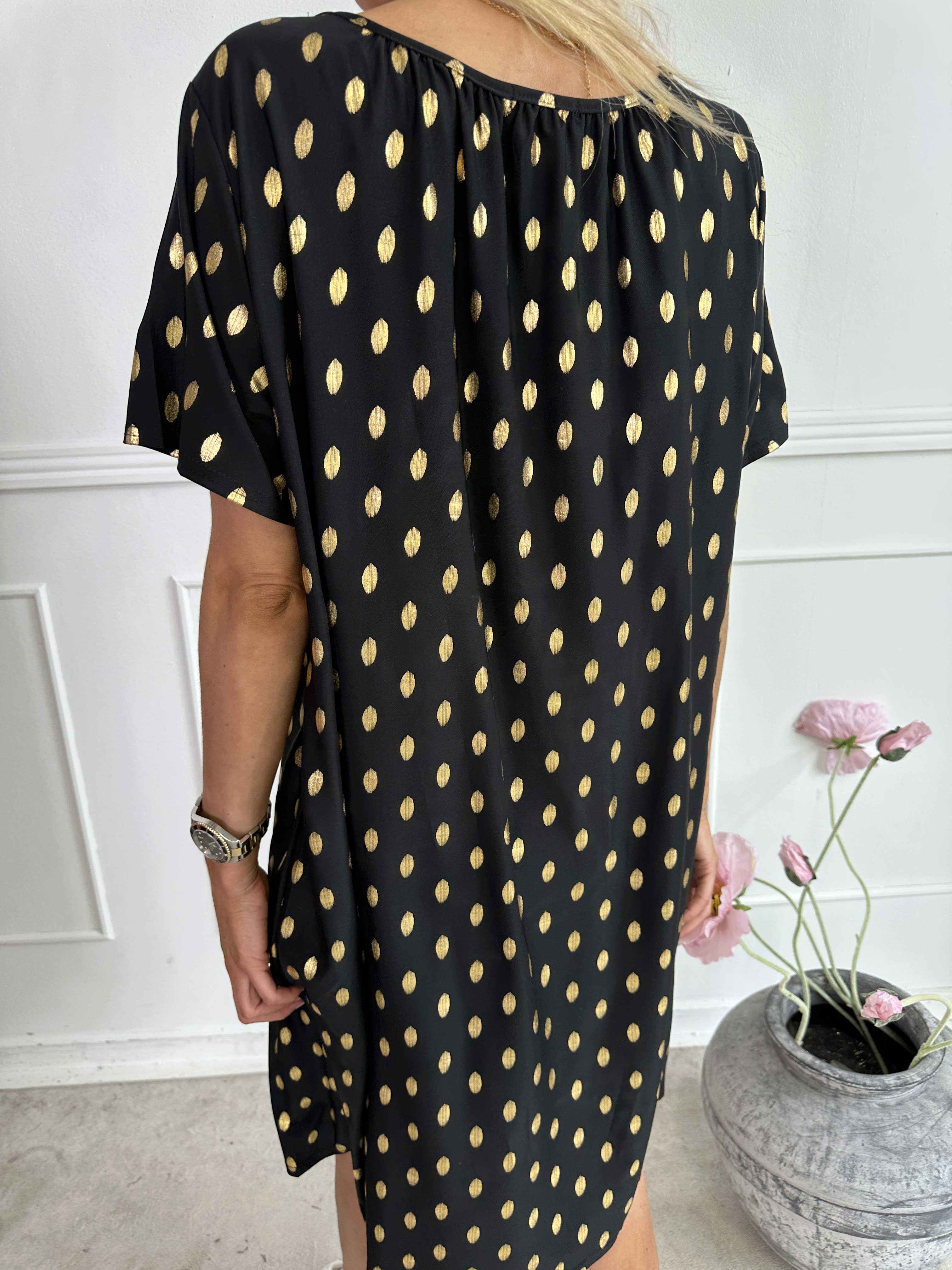 Miravi Gold - Løs kjole i elastisk stof med guld dutter