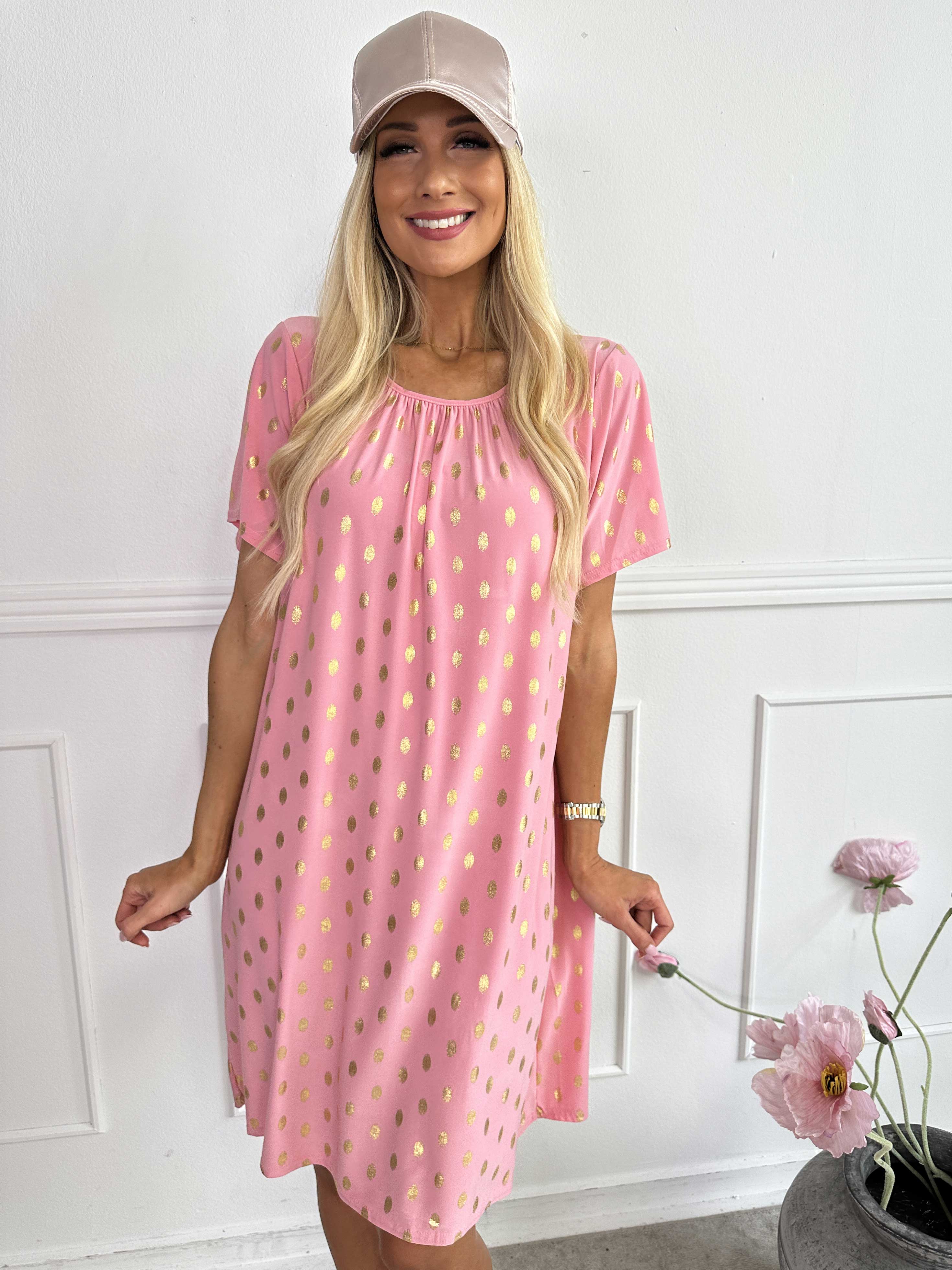 Miravi Gold - Løs kjole i elastisk stof med guld dutter