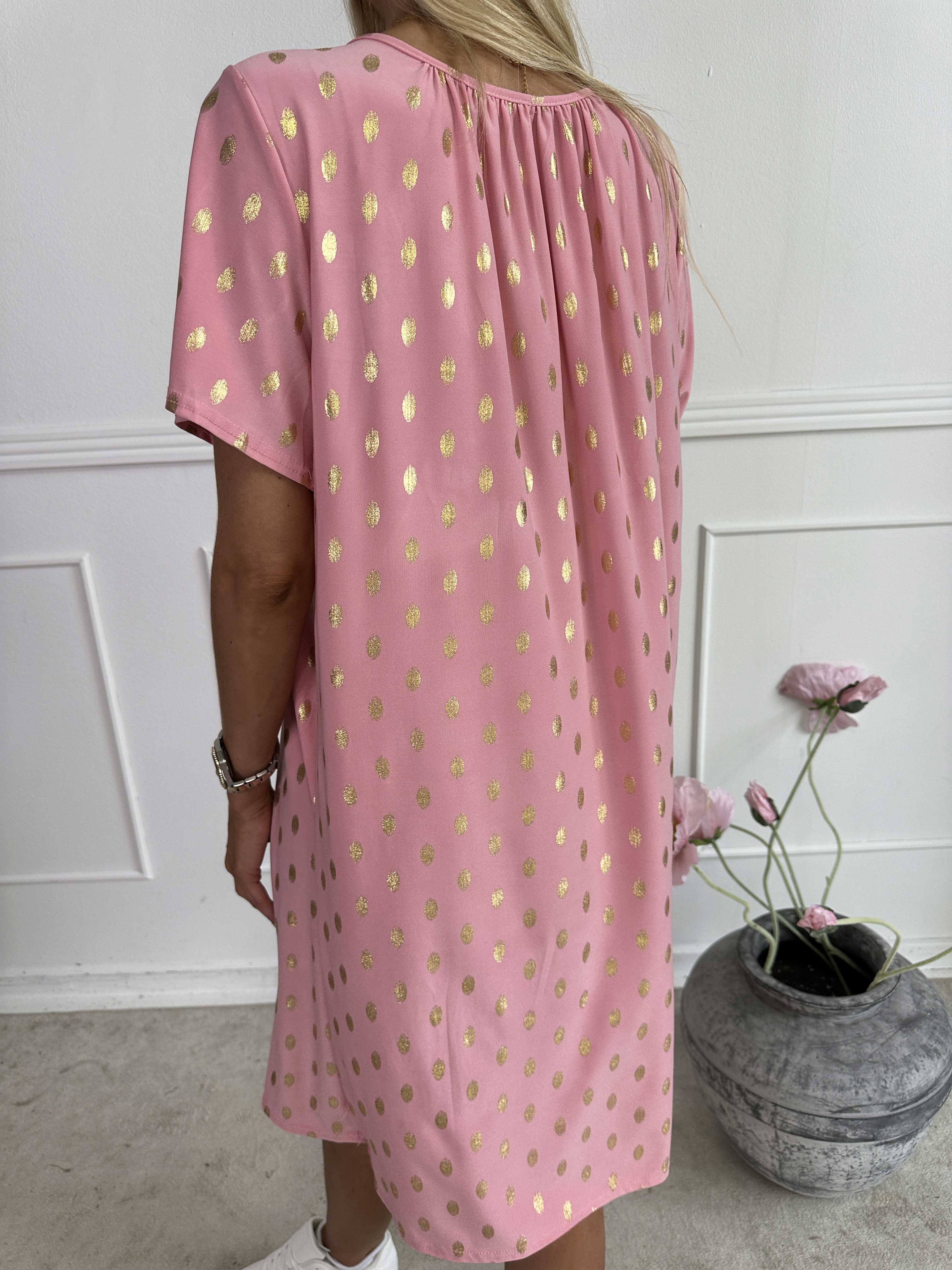 Miravi Gold - Løs kjole i elastisk stof med guld dutter