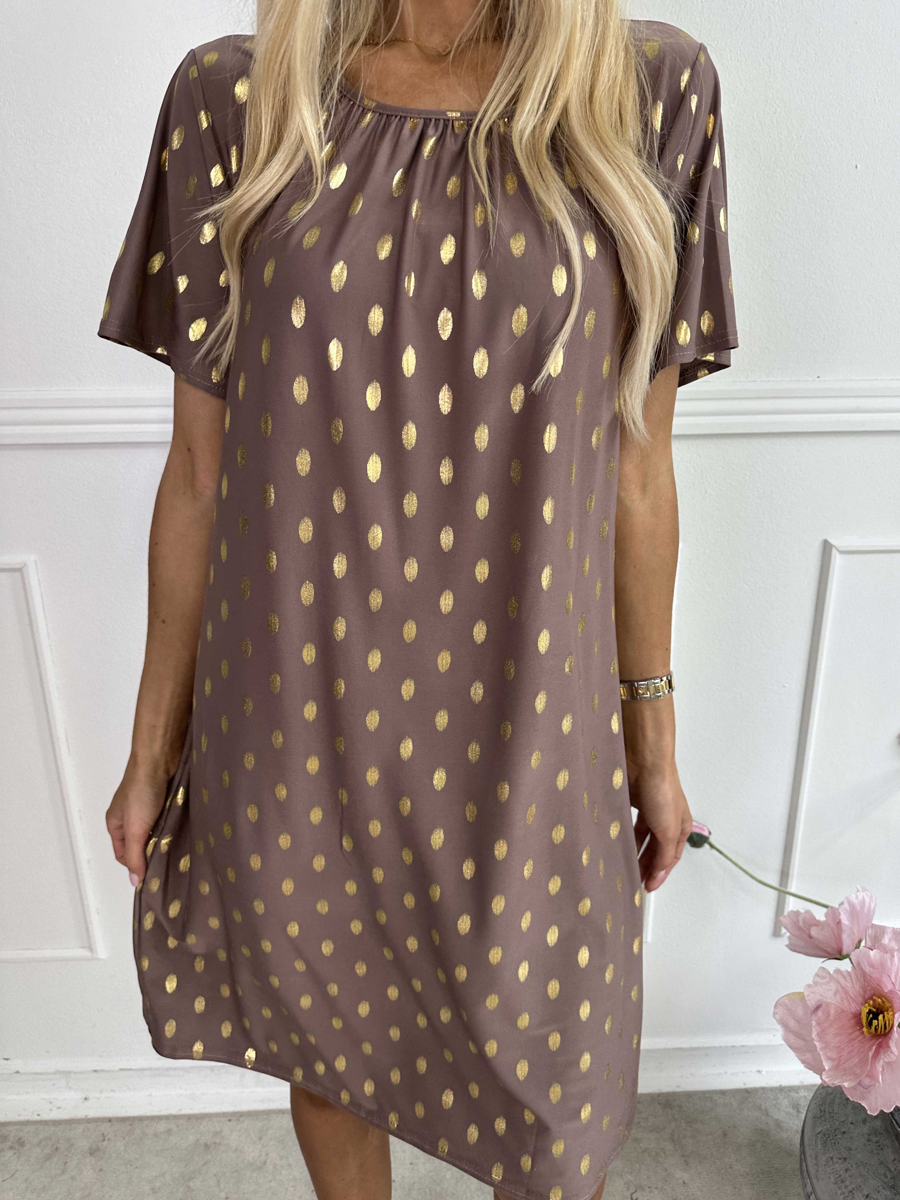 Miravi Gold - Løs kjole i elastisk stof med guld dutter