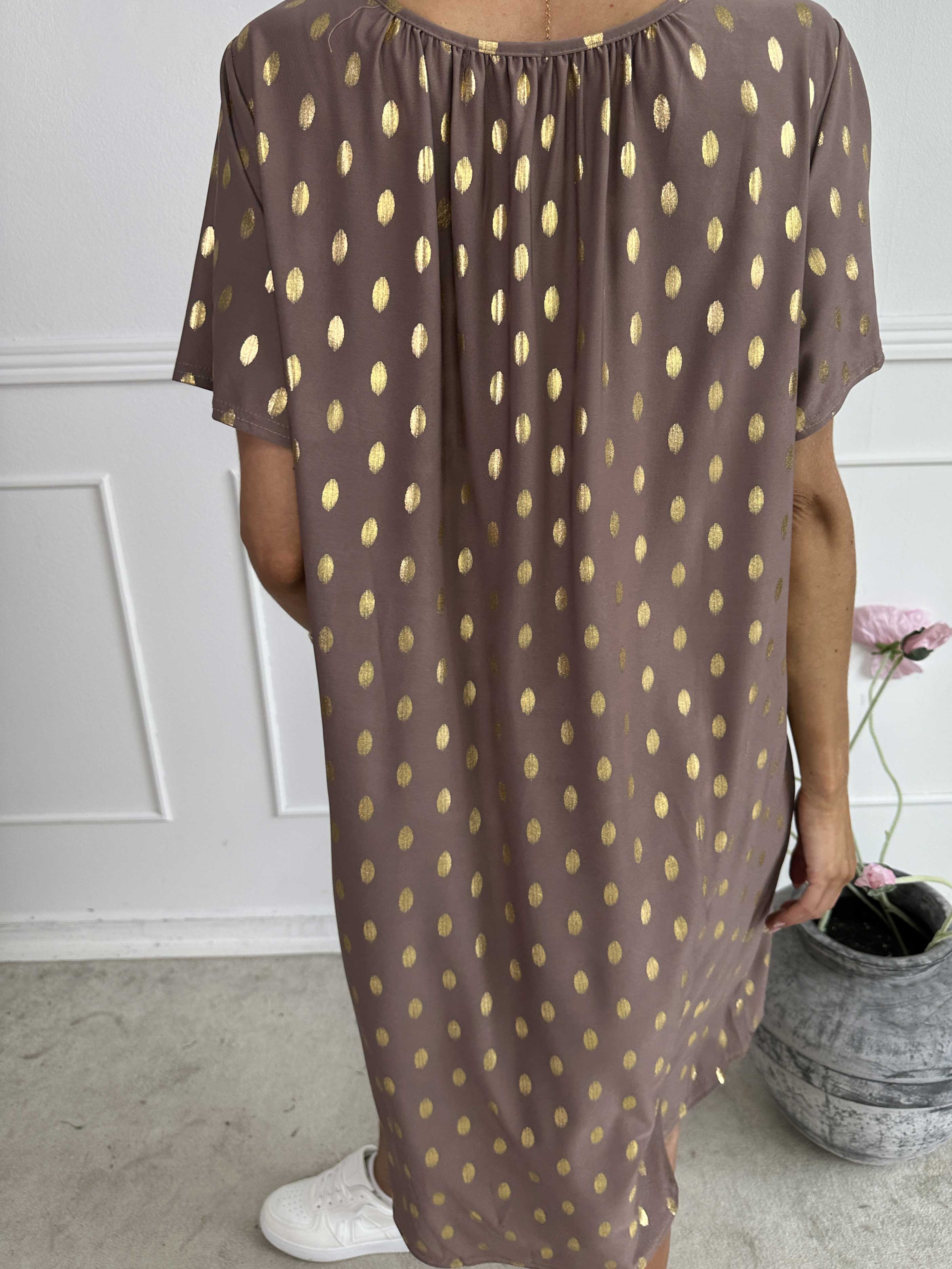 Miravi Gold - Løs kjole i elastisk stof med guld dutter