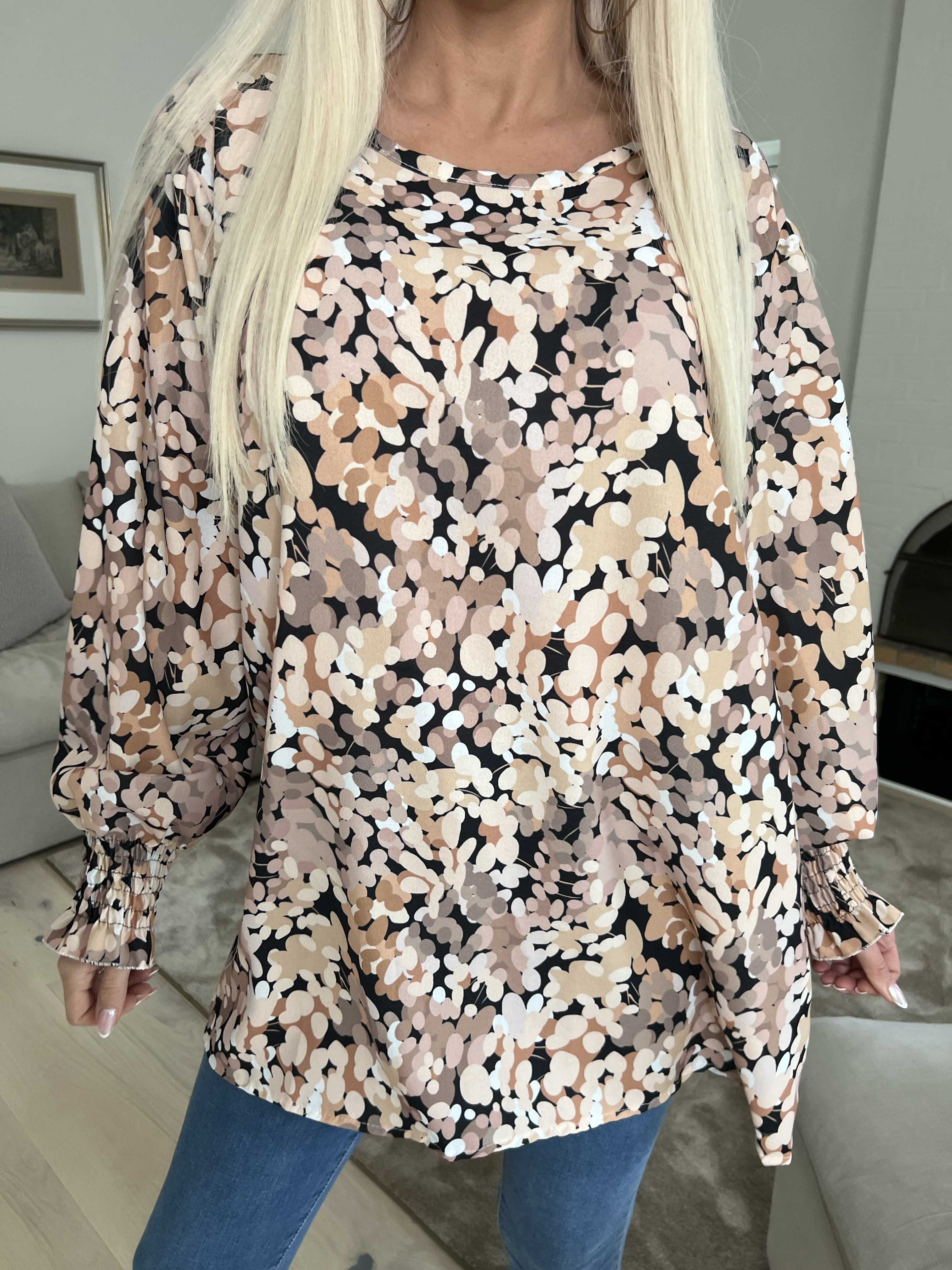 Moa - Mönstrad blus med elastiska ärmslut