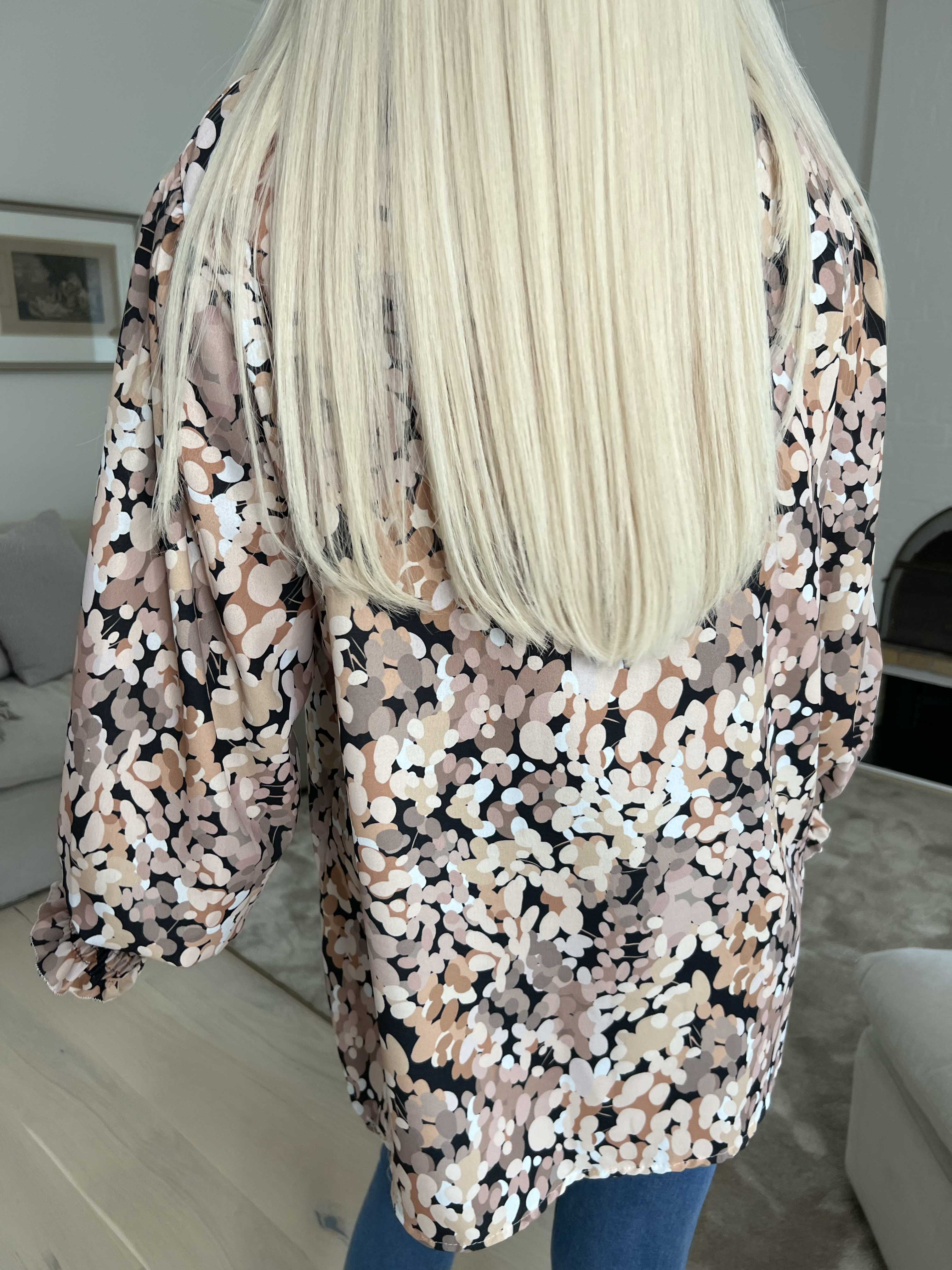 Moa - Mönstrad blus med elastiska ärmslut