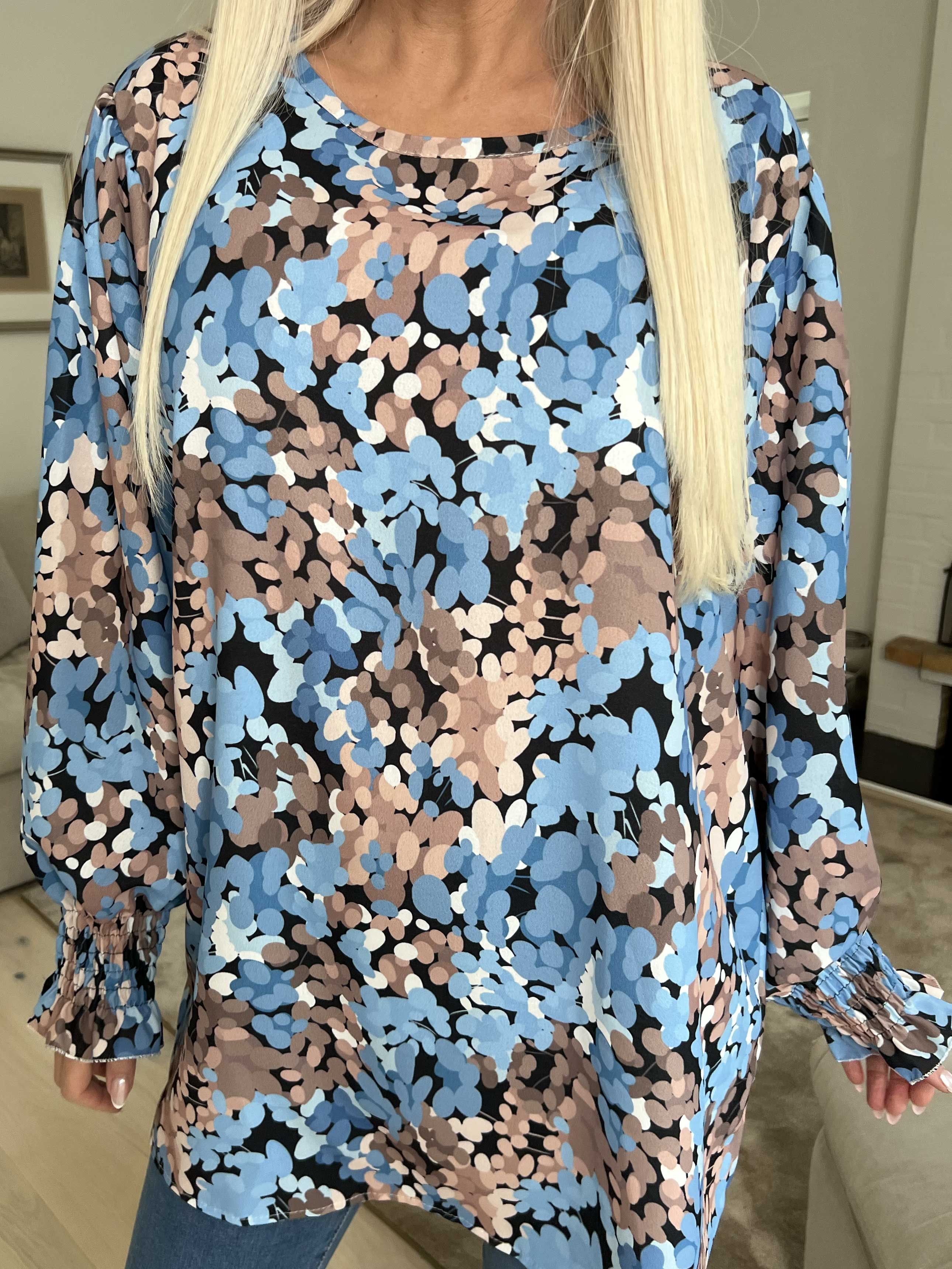 Moa - Mönstrad blus med elastiska ärmslut