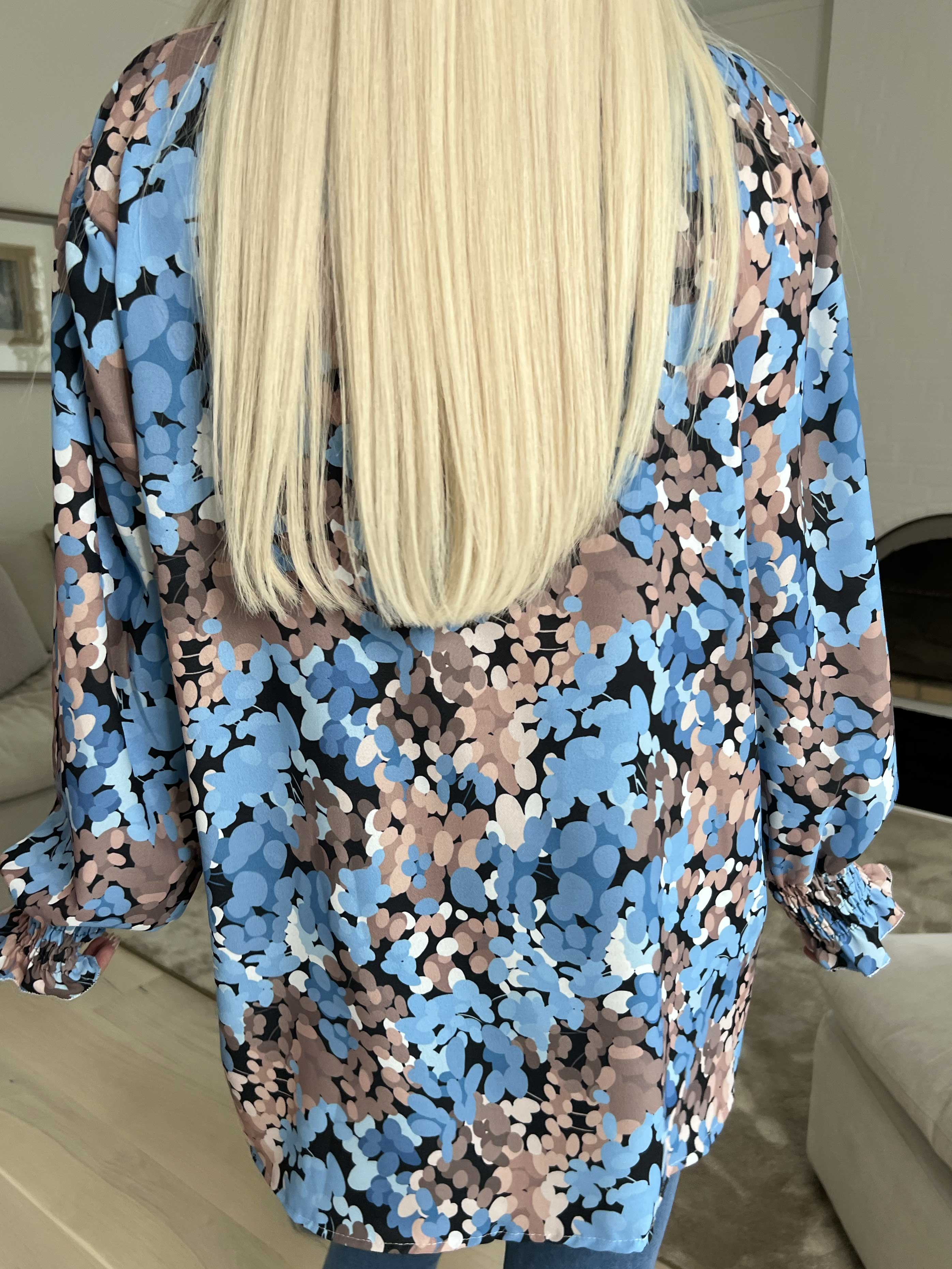 Moa - Mönstrad blus med elastiska ärmslut