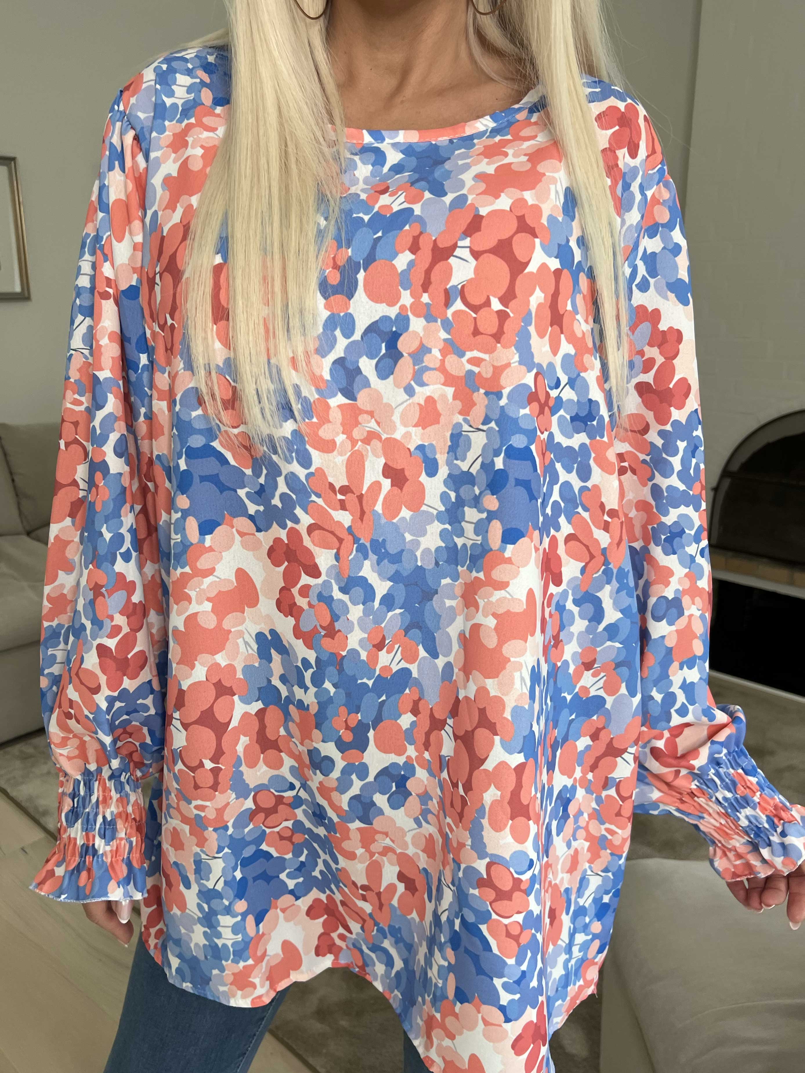 Moa - Mönstrad blus med elastiska ärmslut