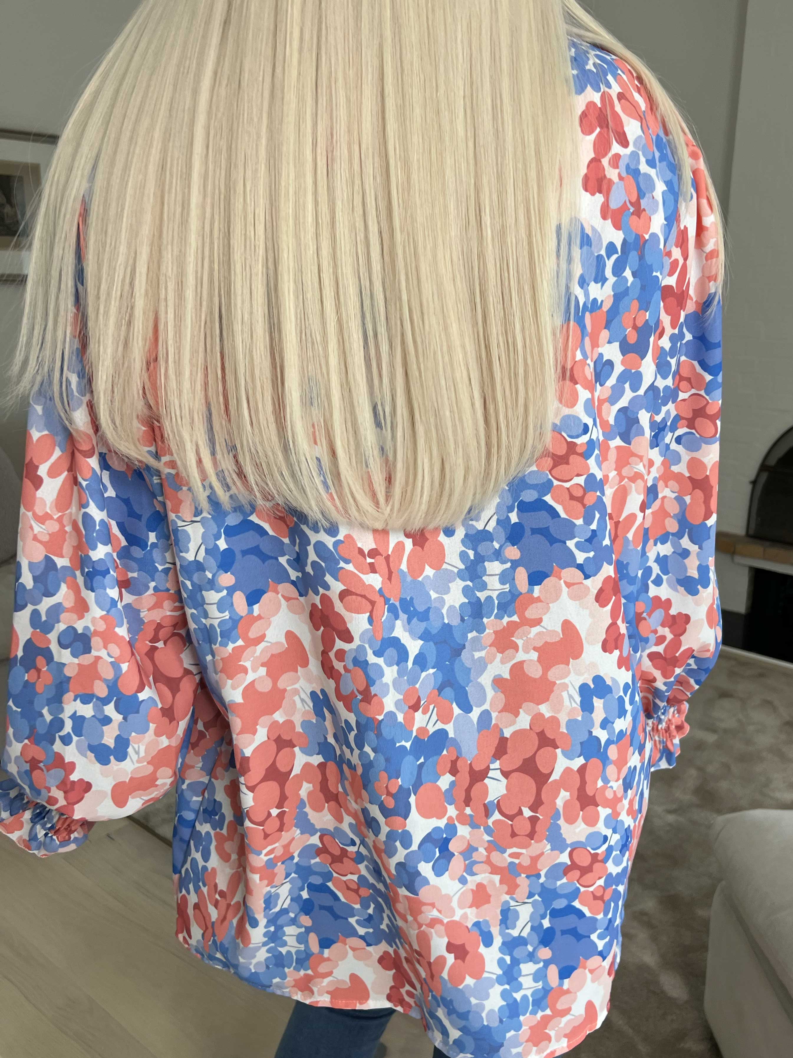 Moa - Mönstrad blus med elastiska ärmslut