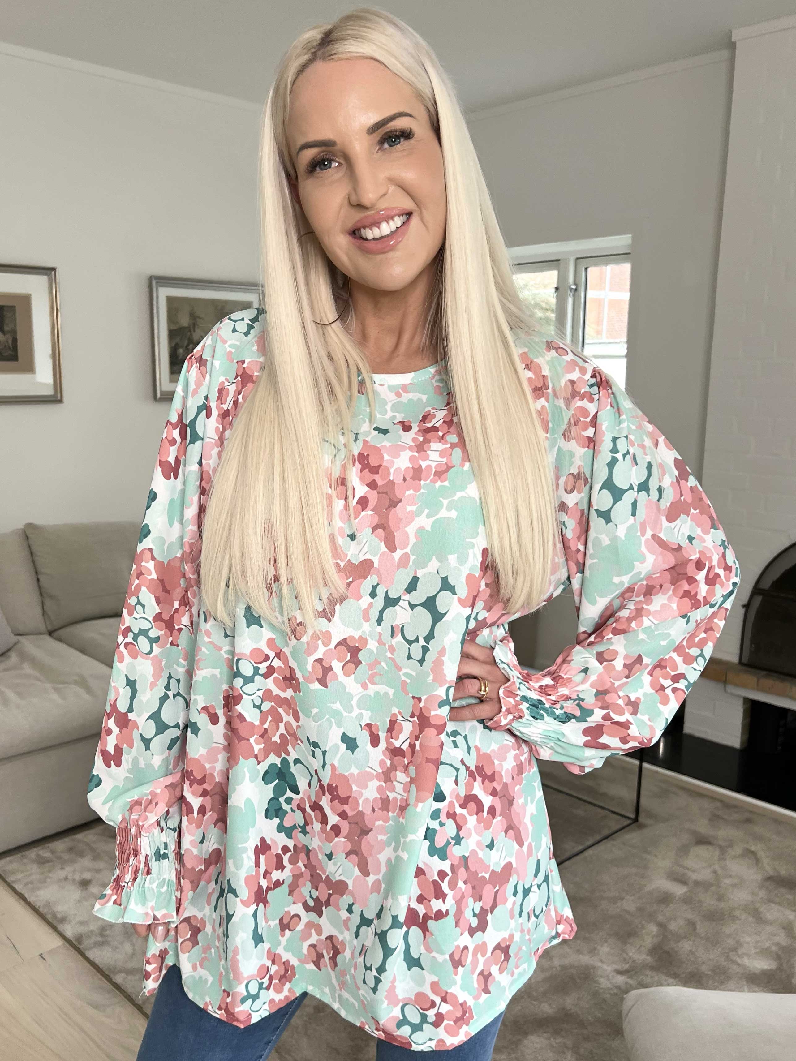 Moa - Mönstrad blus med elastiska ärmslut