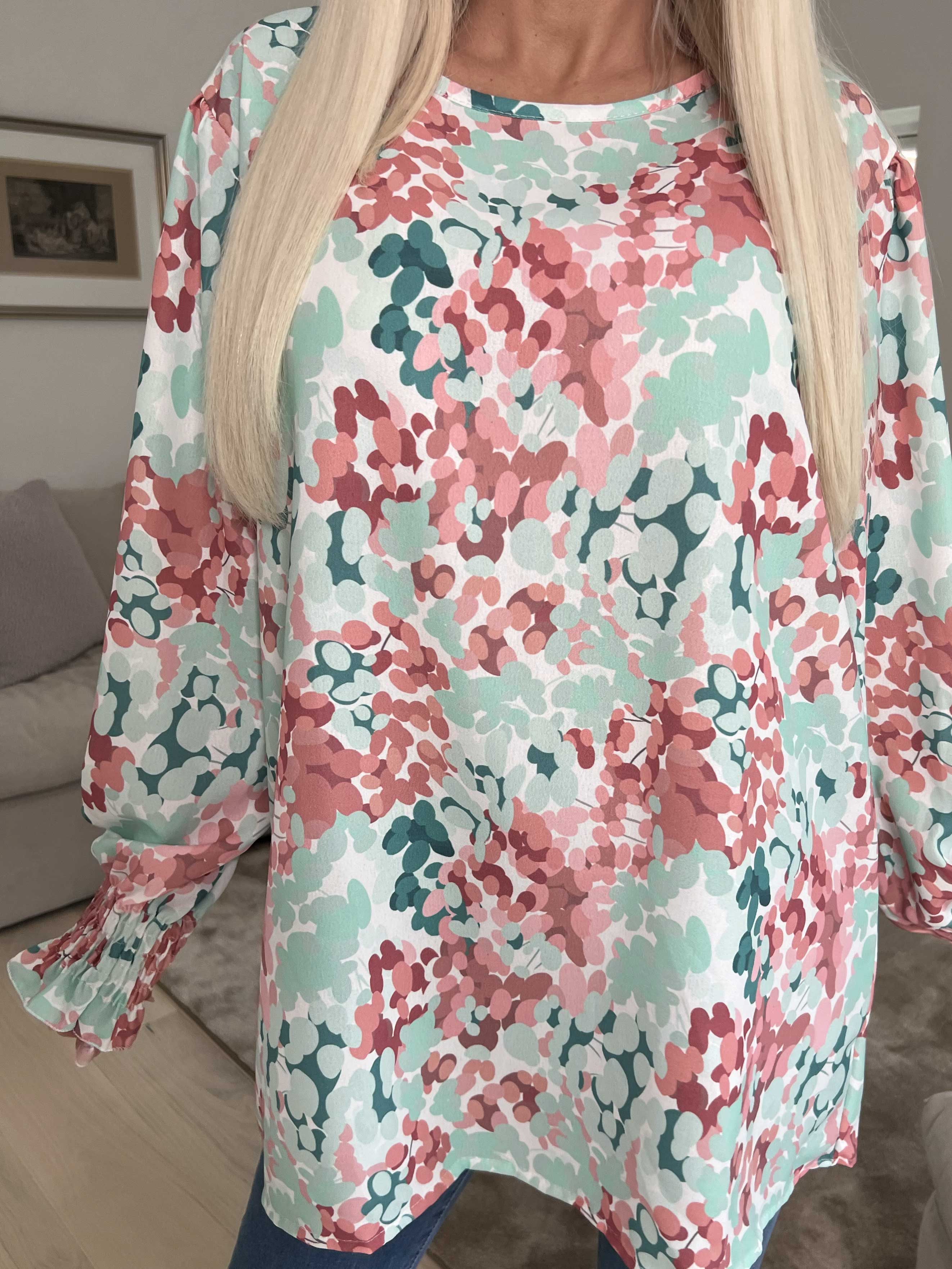 Moa - Mönstrad blus med elastiska ärmslut