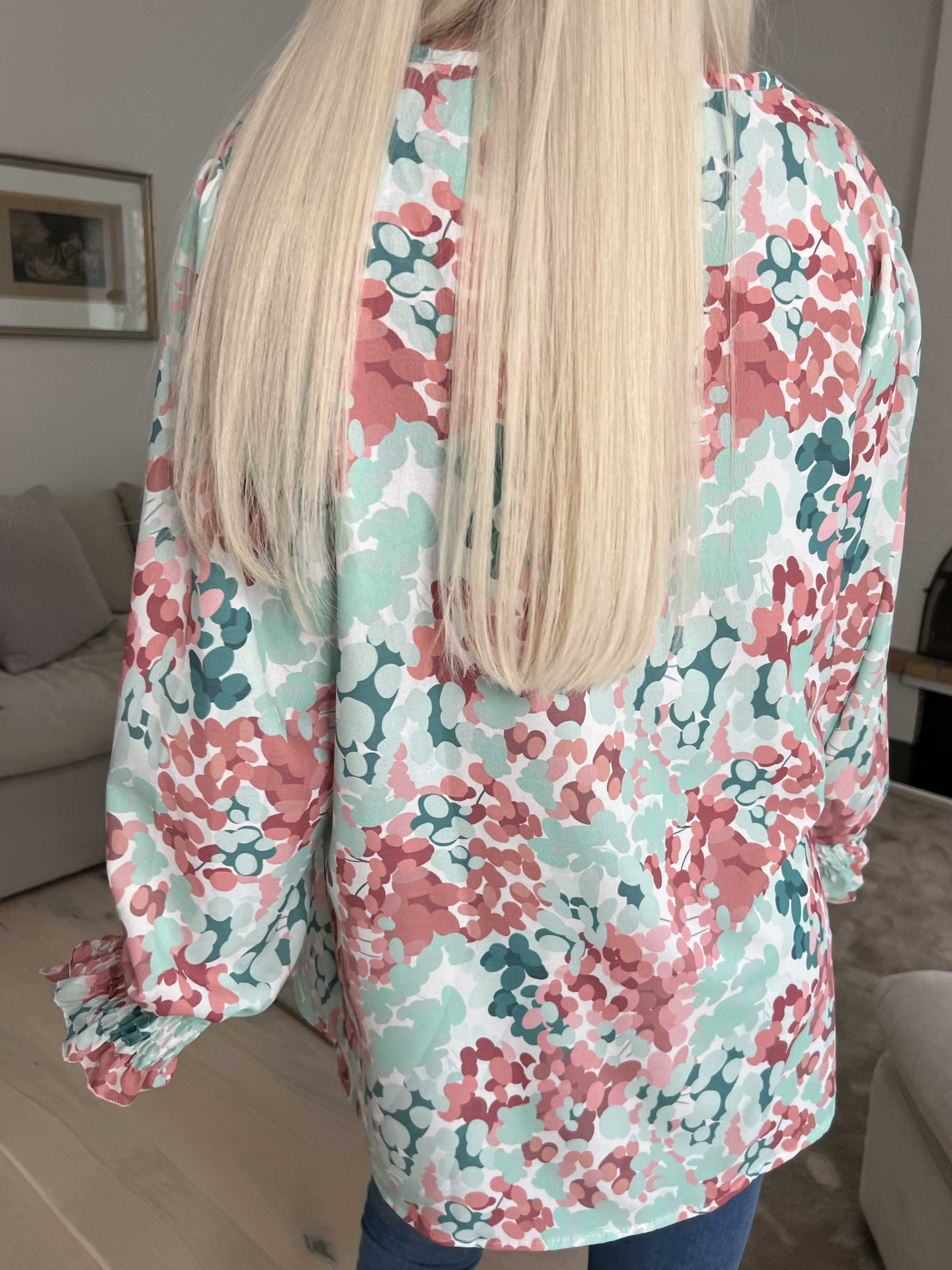 Moa - Mönstrad blus med elastiska ärmslut