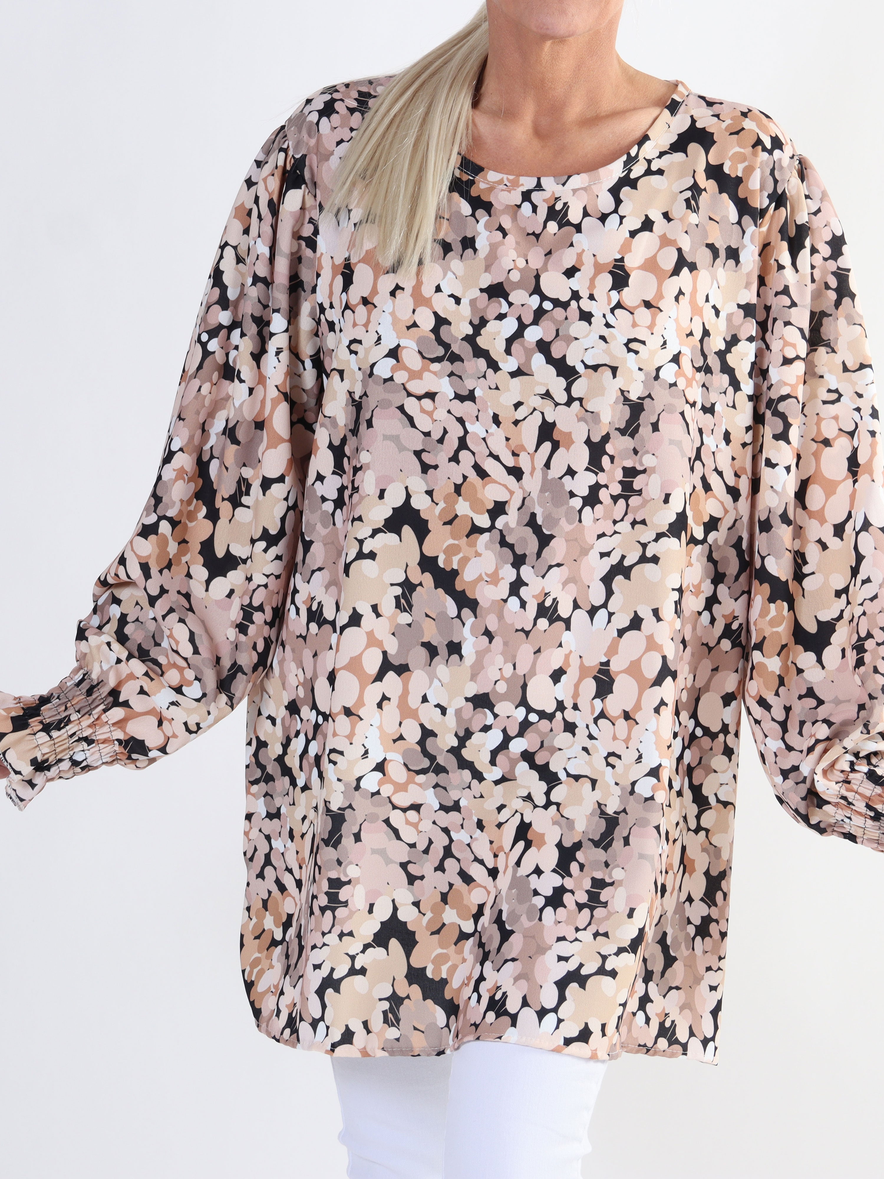 Moa - Blus i plusstorlek med elastiska ärmslut