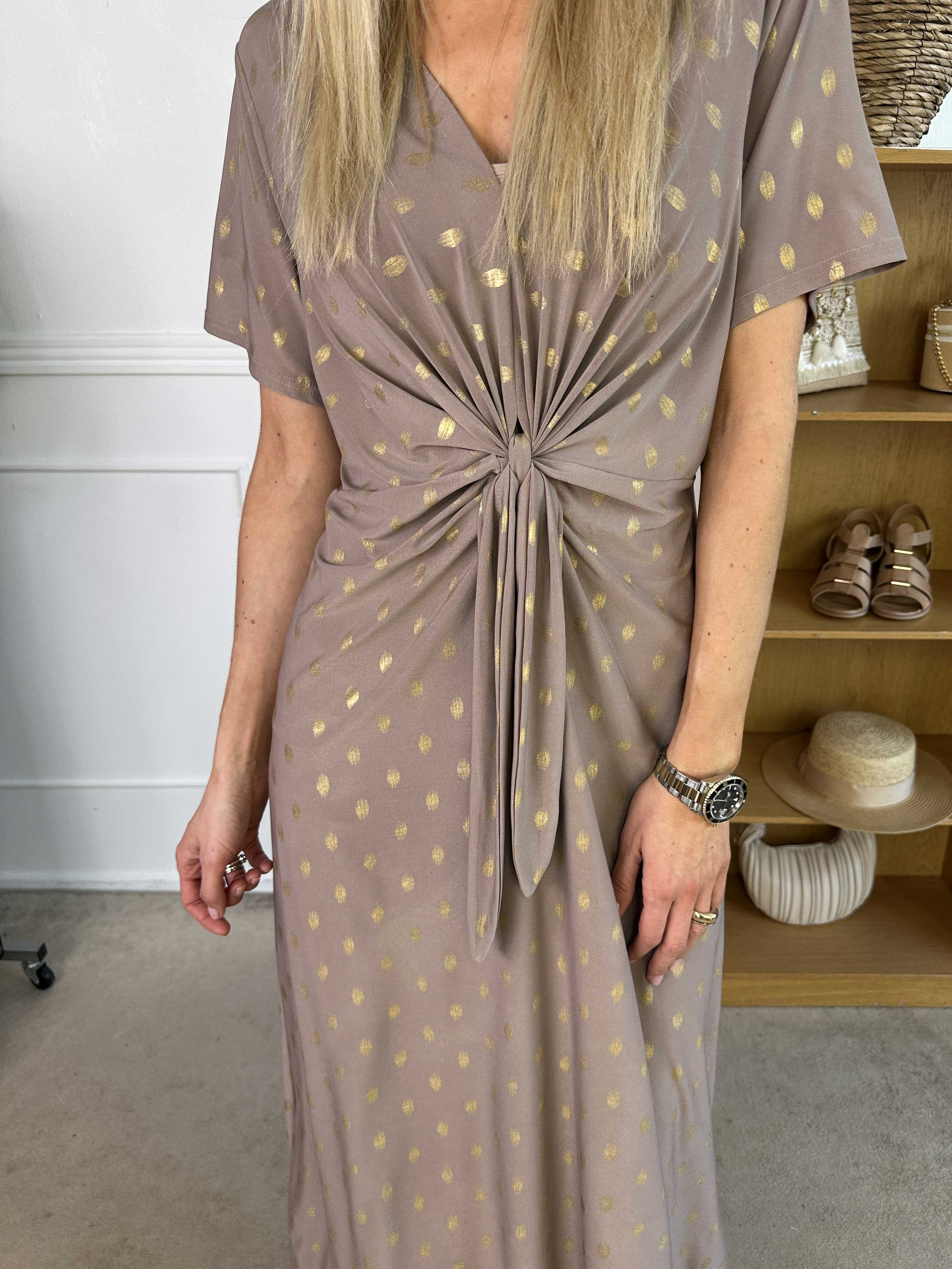 Molly Dot - Långklänning i stretchigt tyg med knytdetalj och guldnitar