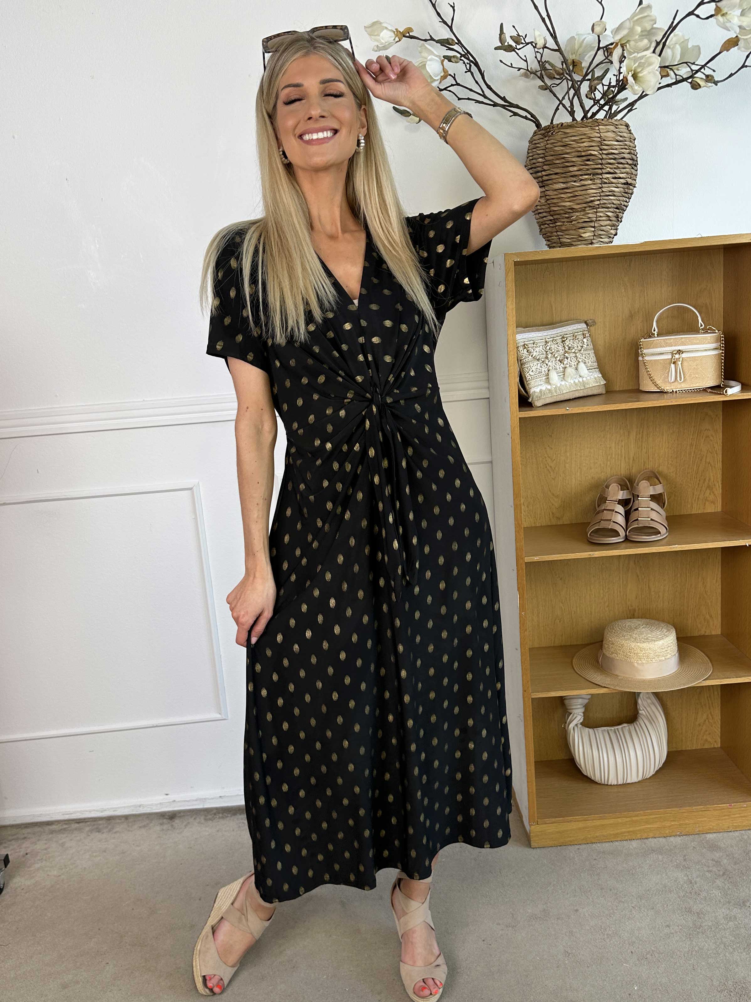 Molly Dot - Långklänning i stretchigt tyg med knytdetalj och guldnitar