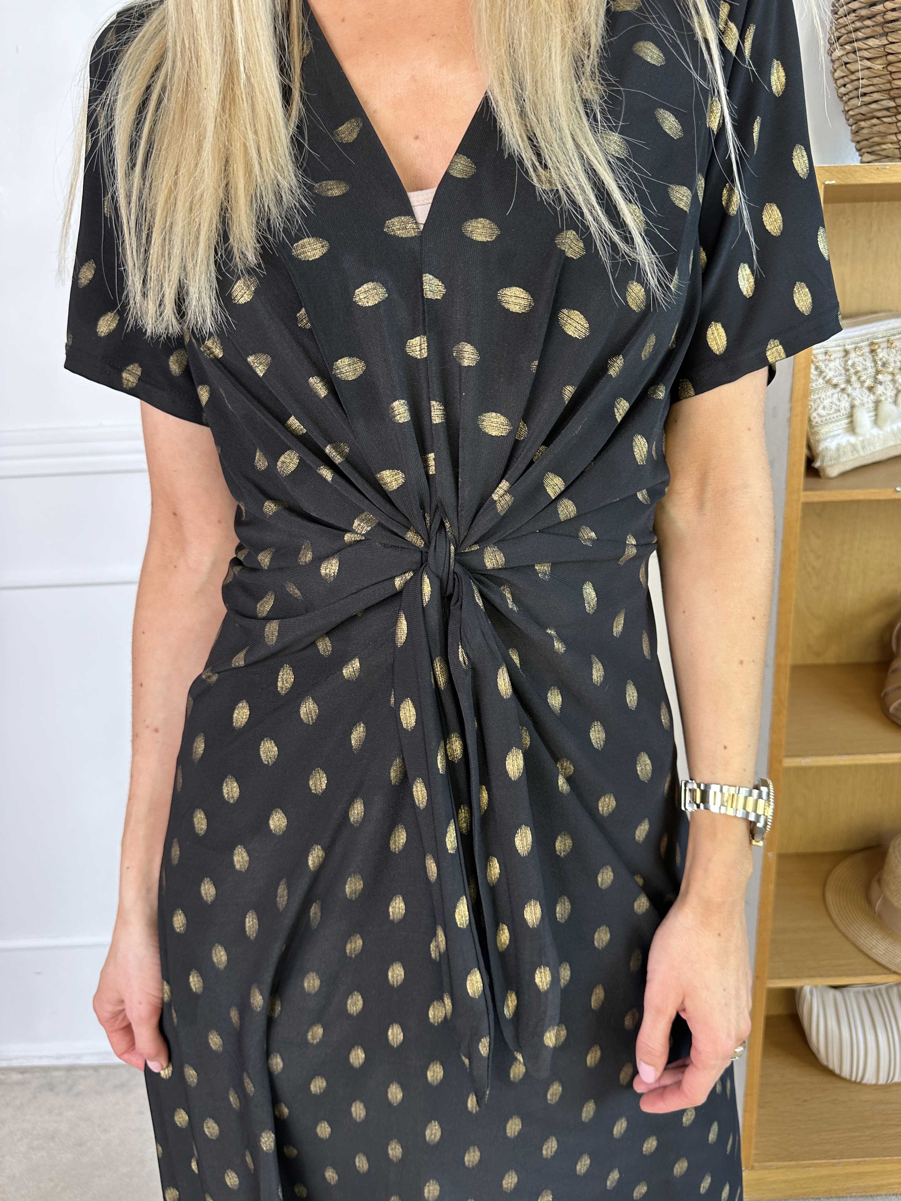 Molly Dot - Långklänning i stretchigt tyg med knytdetalj och guldnitar