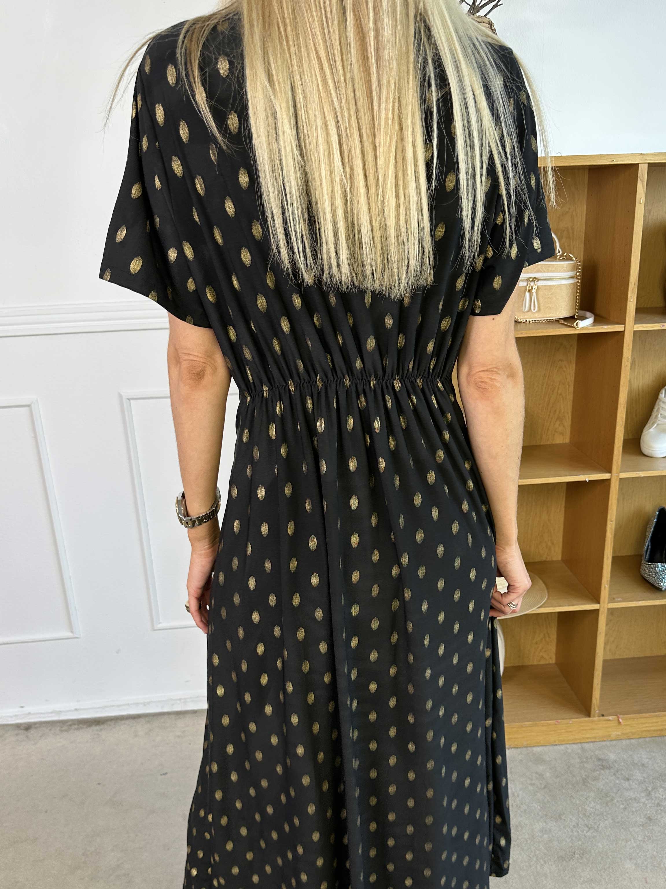 Molly Dot - Långklänning i stretchigt tyg med knytdetalj och guldnitar