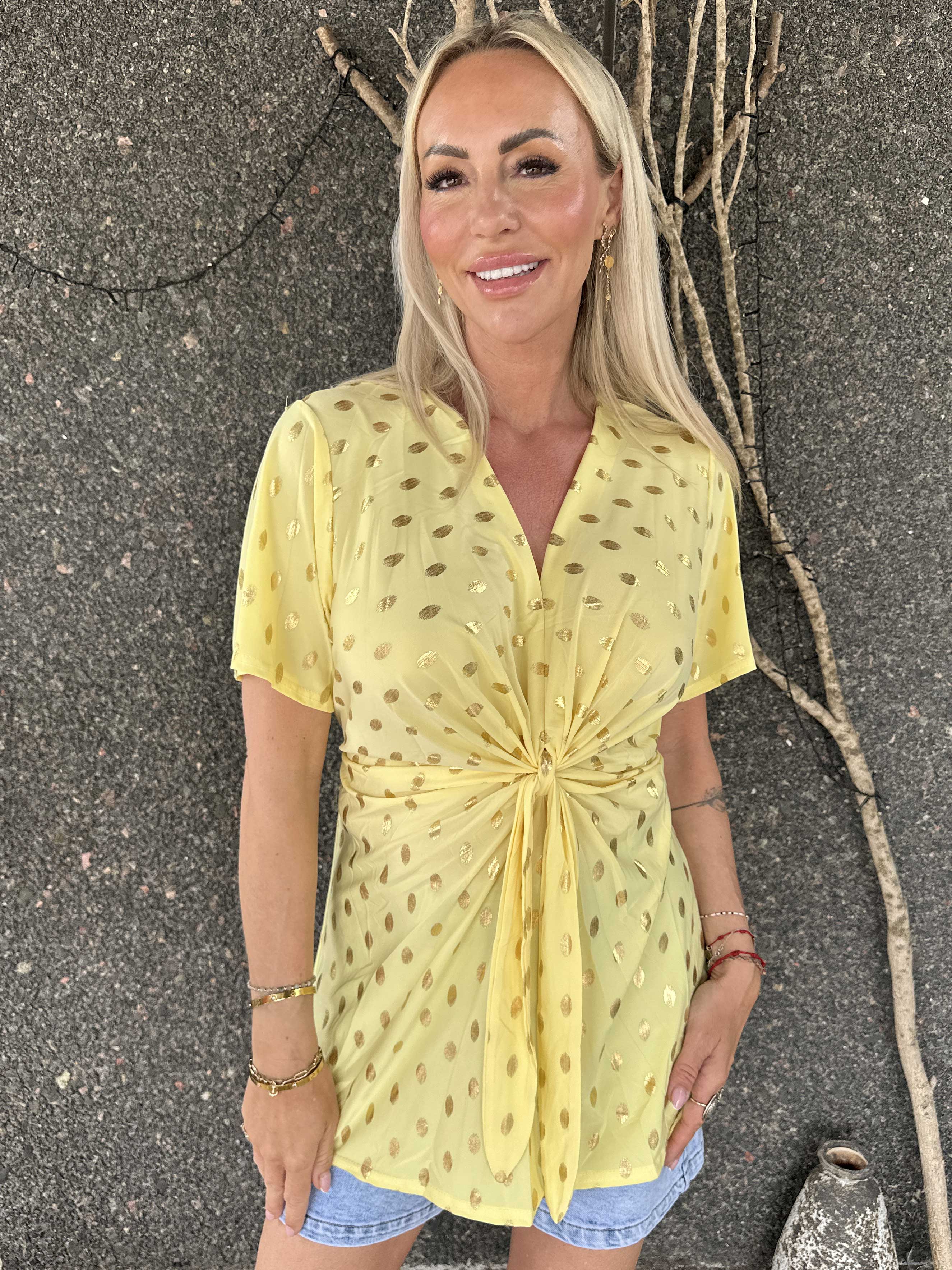 Molly Dot Shirt - Elastisk blus med fin knytdetalj framtill