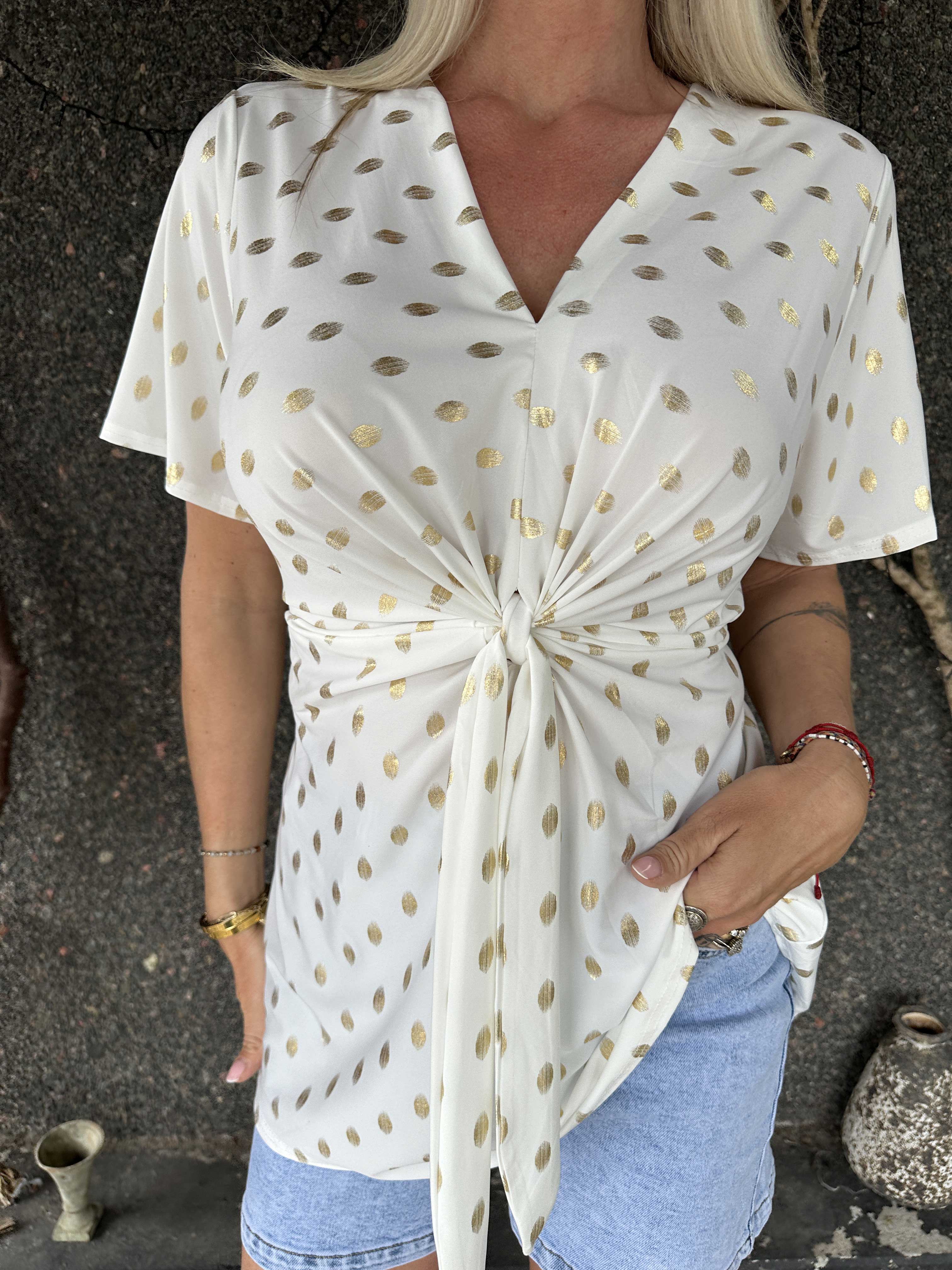 Molly Dot Shirt - Elastisk blus med fin knytdetalj framtill