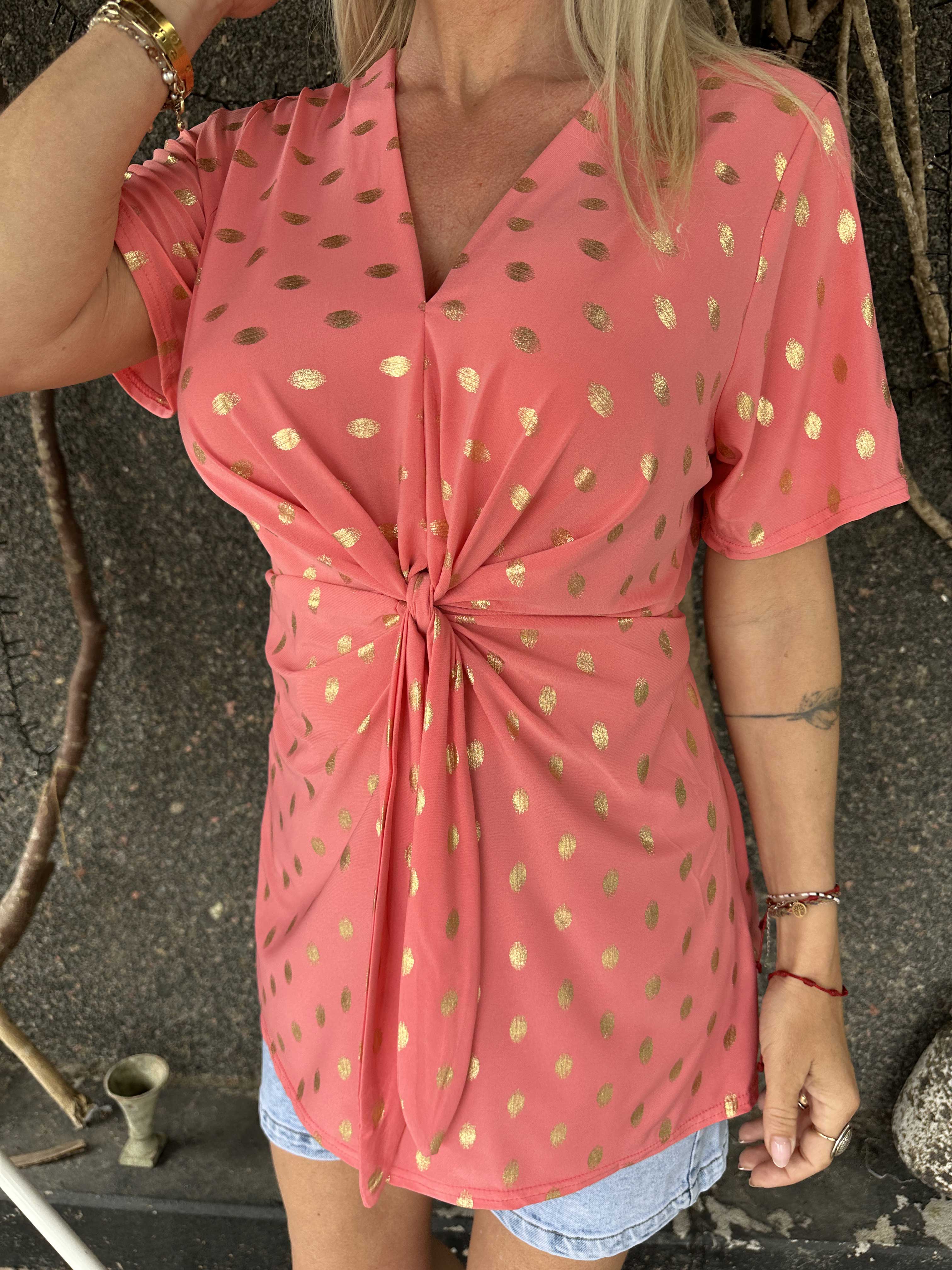 Molly Dot Shirt - Elastisk blus med fin knytdetalj framtill