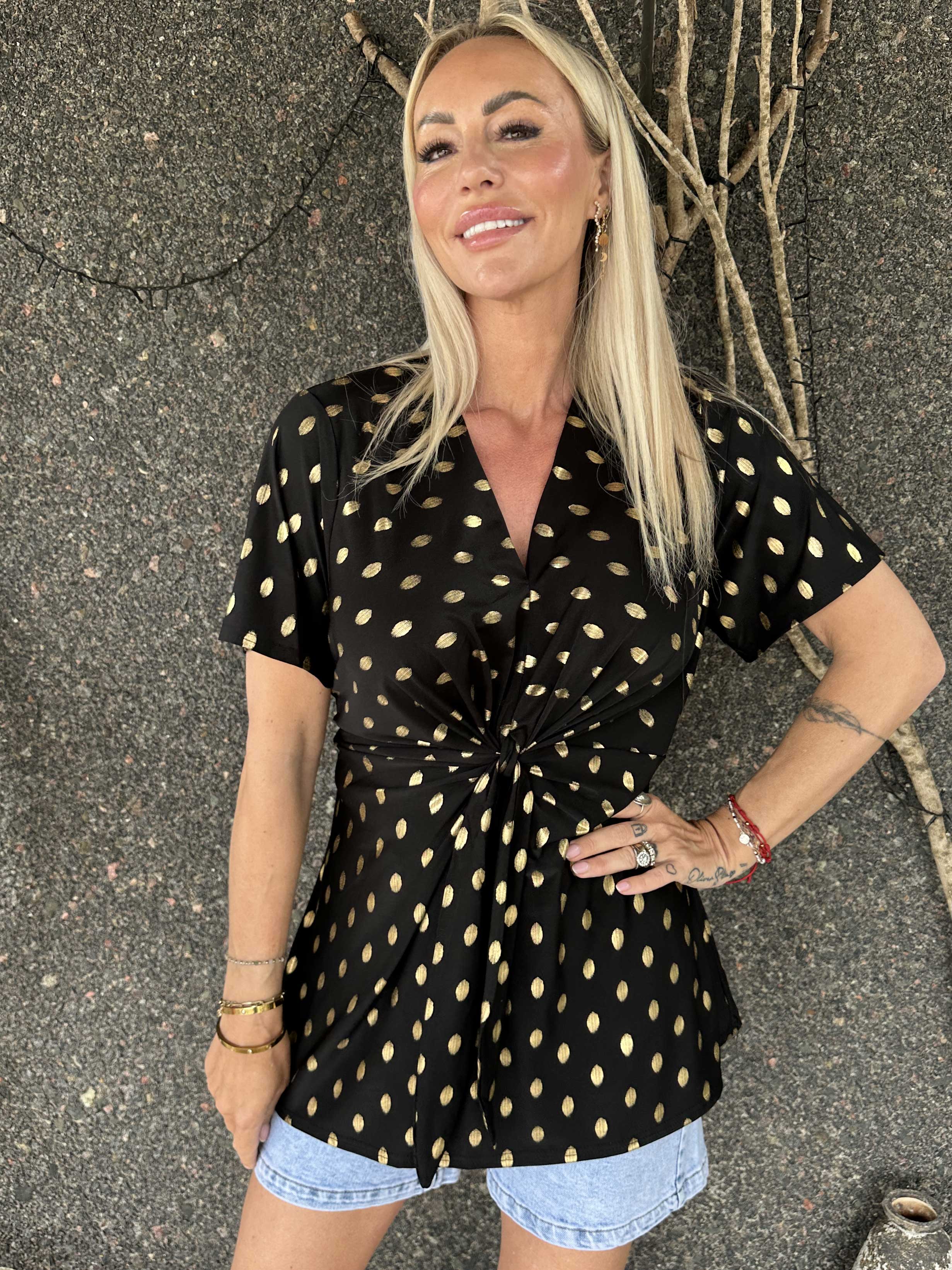 Molly Dot Shirt - Elastisk blus med fin knytdetalj framtill