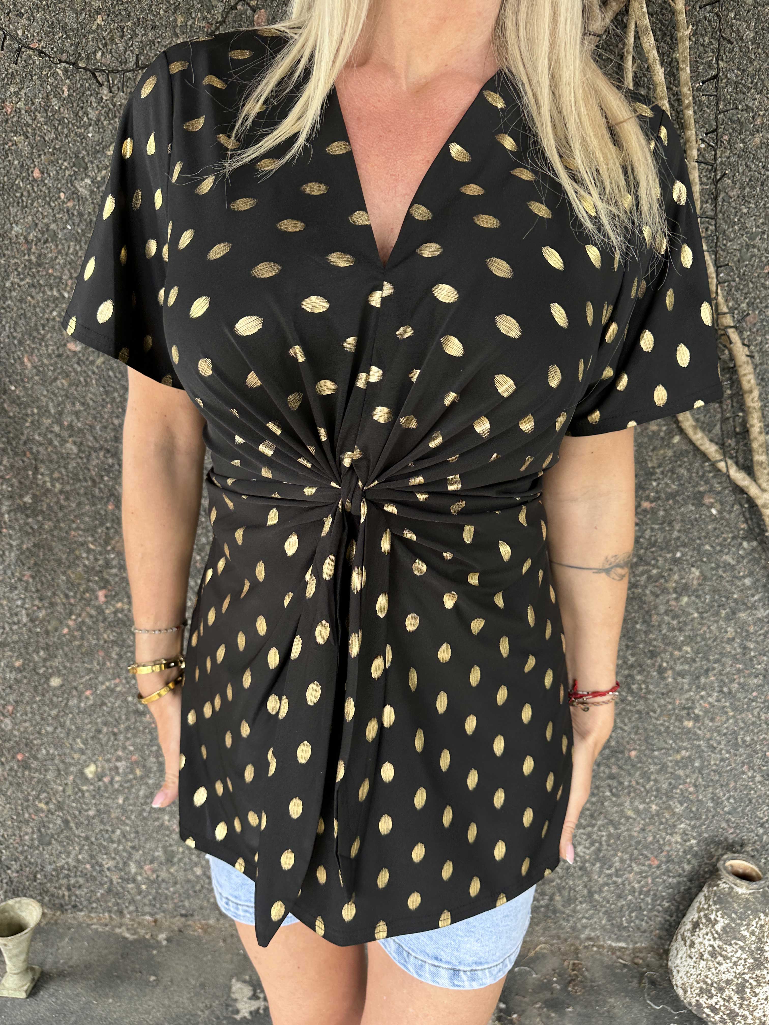 Molly Dot Shirt - Elastisk blus med fin knytdetalj framtill