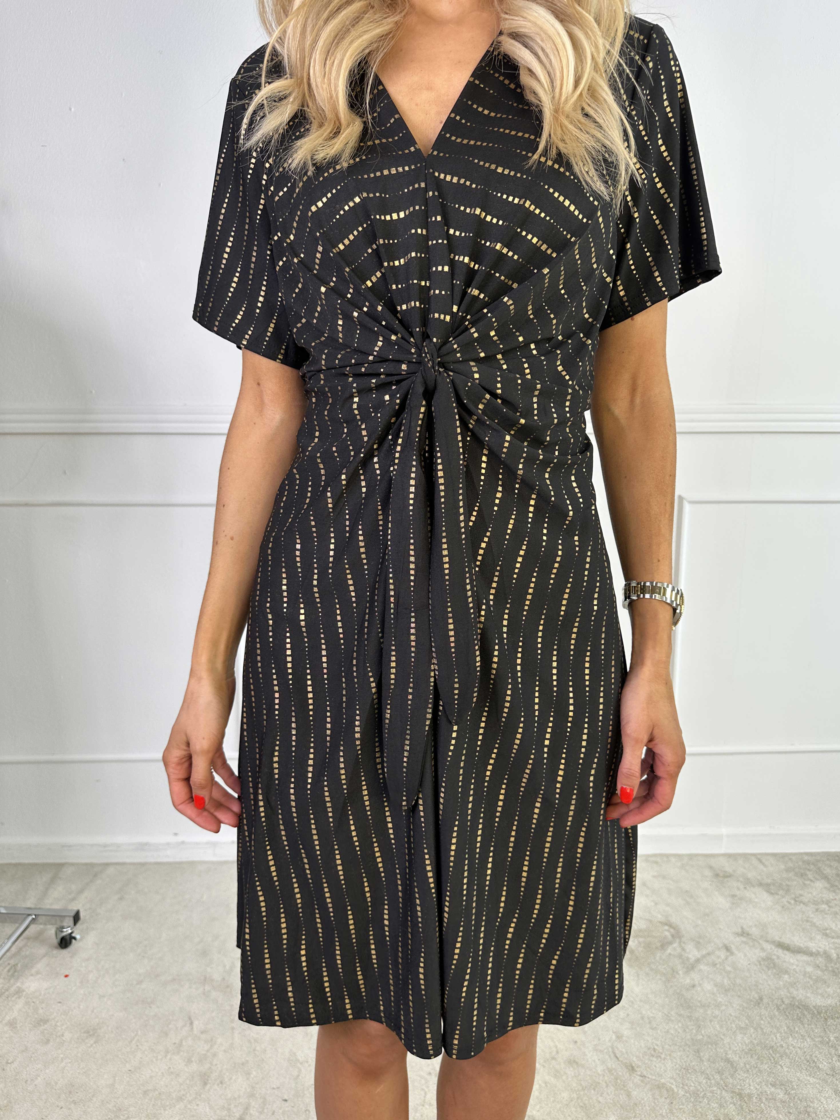 Molly Dot Pattern Short - Klänning i stretchigt tyg med knytdetalj och guldtryck