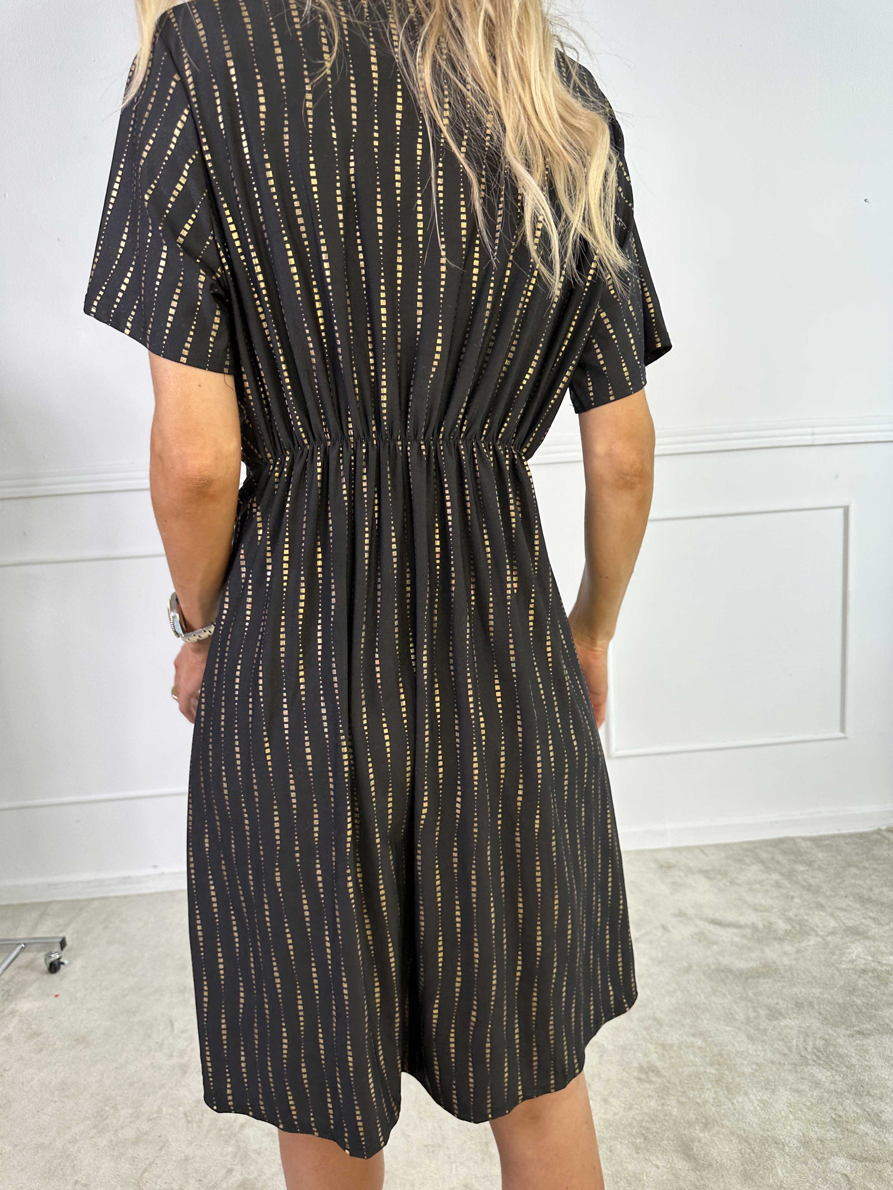 Molly Dot Pattern Short - Klänning i stretchigt tyg med knytdetalj och guldtryck