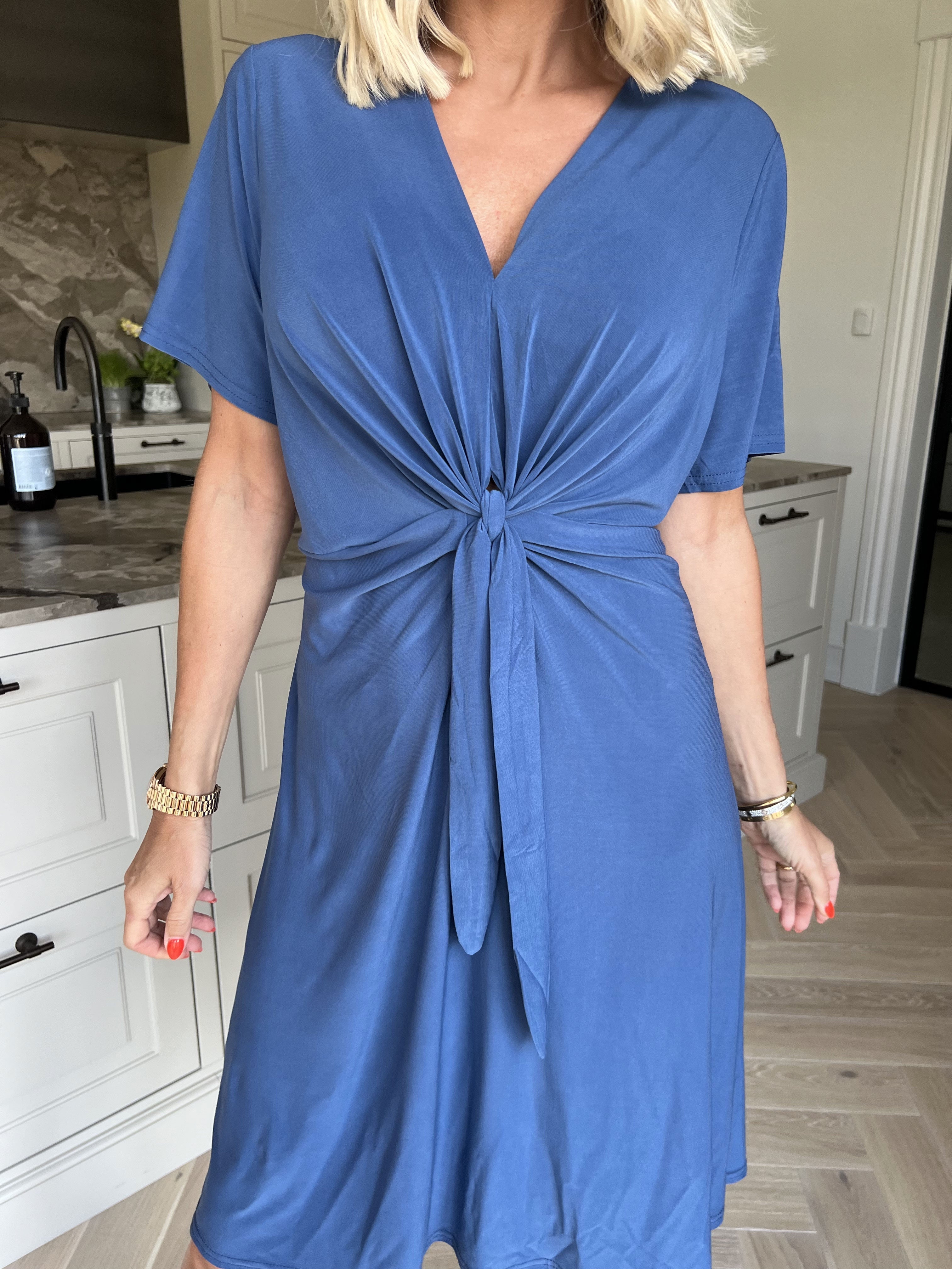 Molly Plain Short - Elastisk klänning med fin knytdetalj framtill