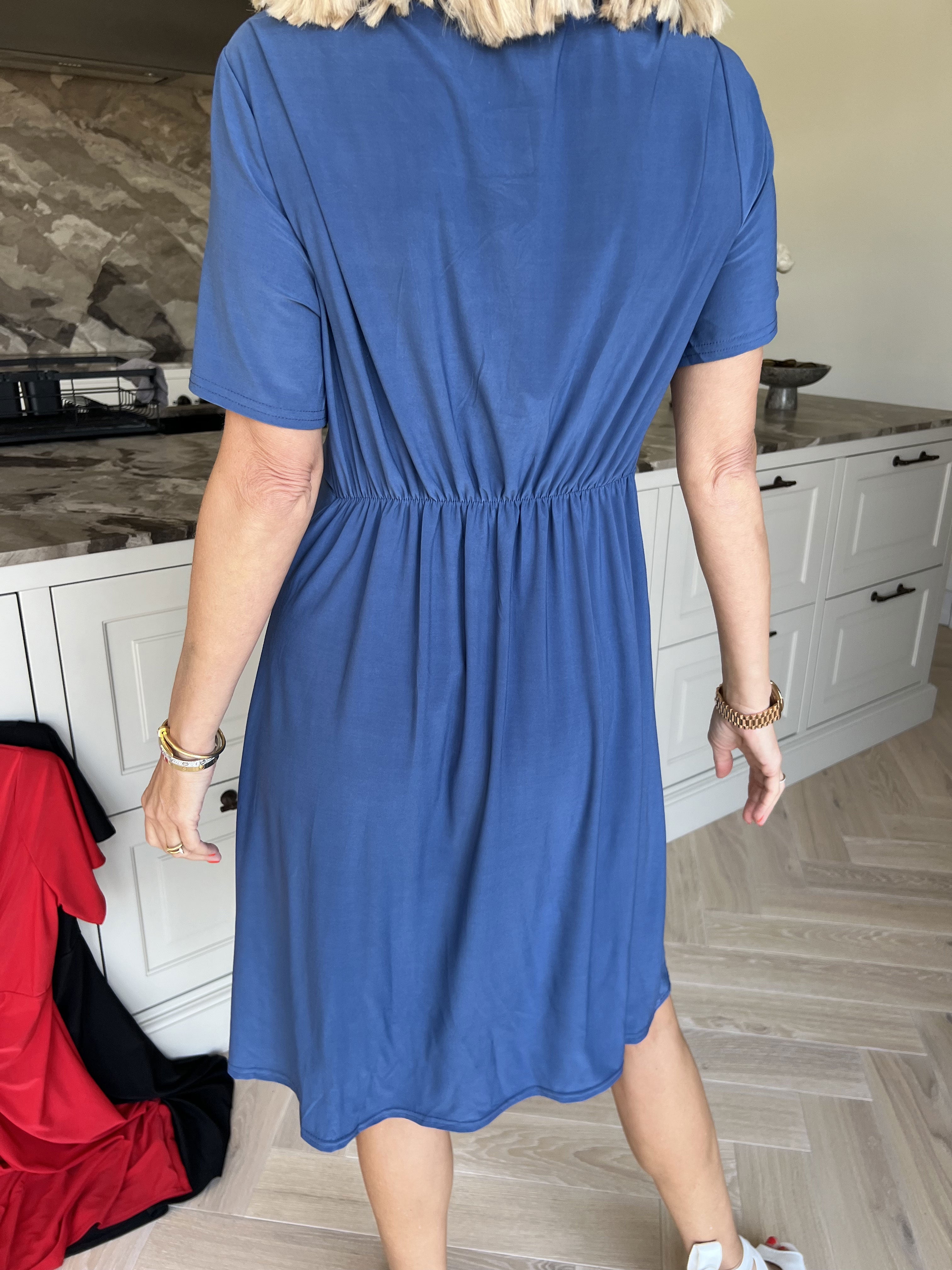 Molly Plain Short - Elastisk klänning med fin knytdetalj framtill