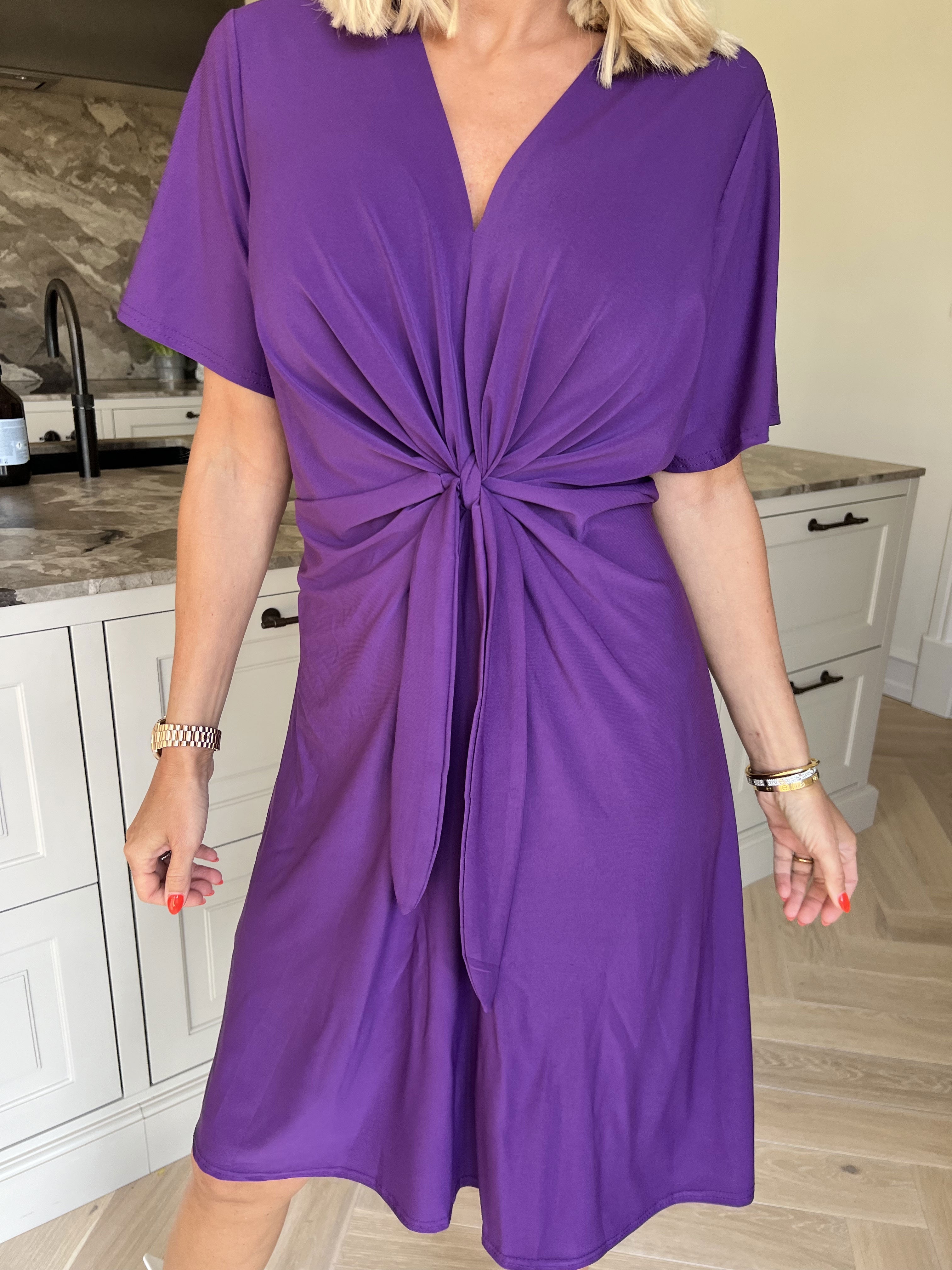 Molly Plain Short - Elastisk klänning med fin knytdetalj framtill