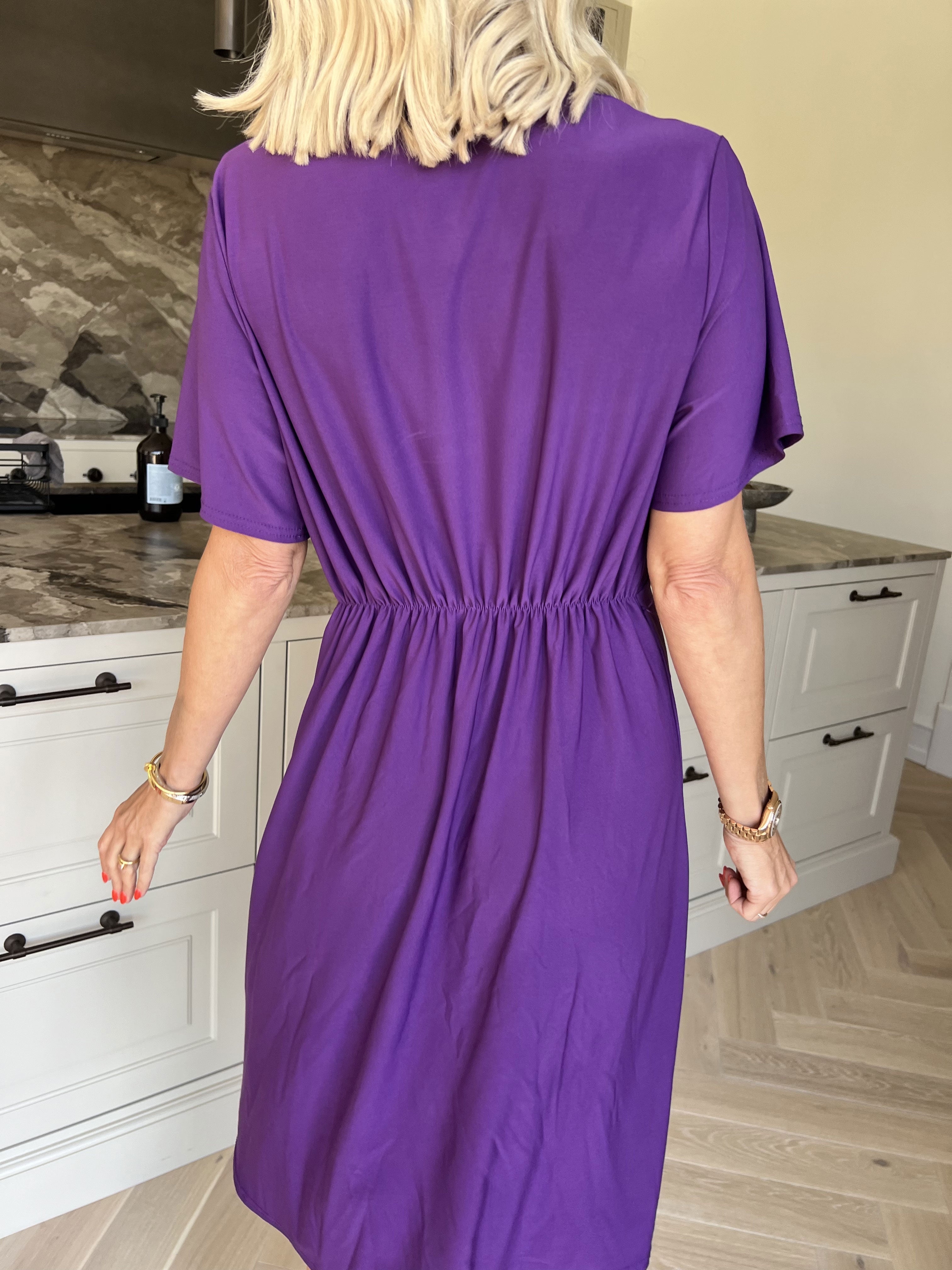 Molly Plain Short - Elastisk klänning med fin knytdetalj framtill