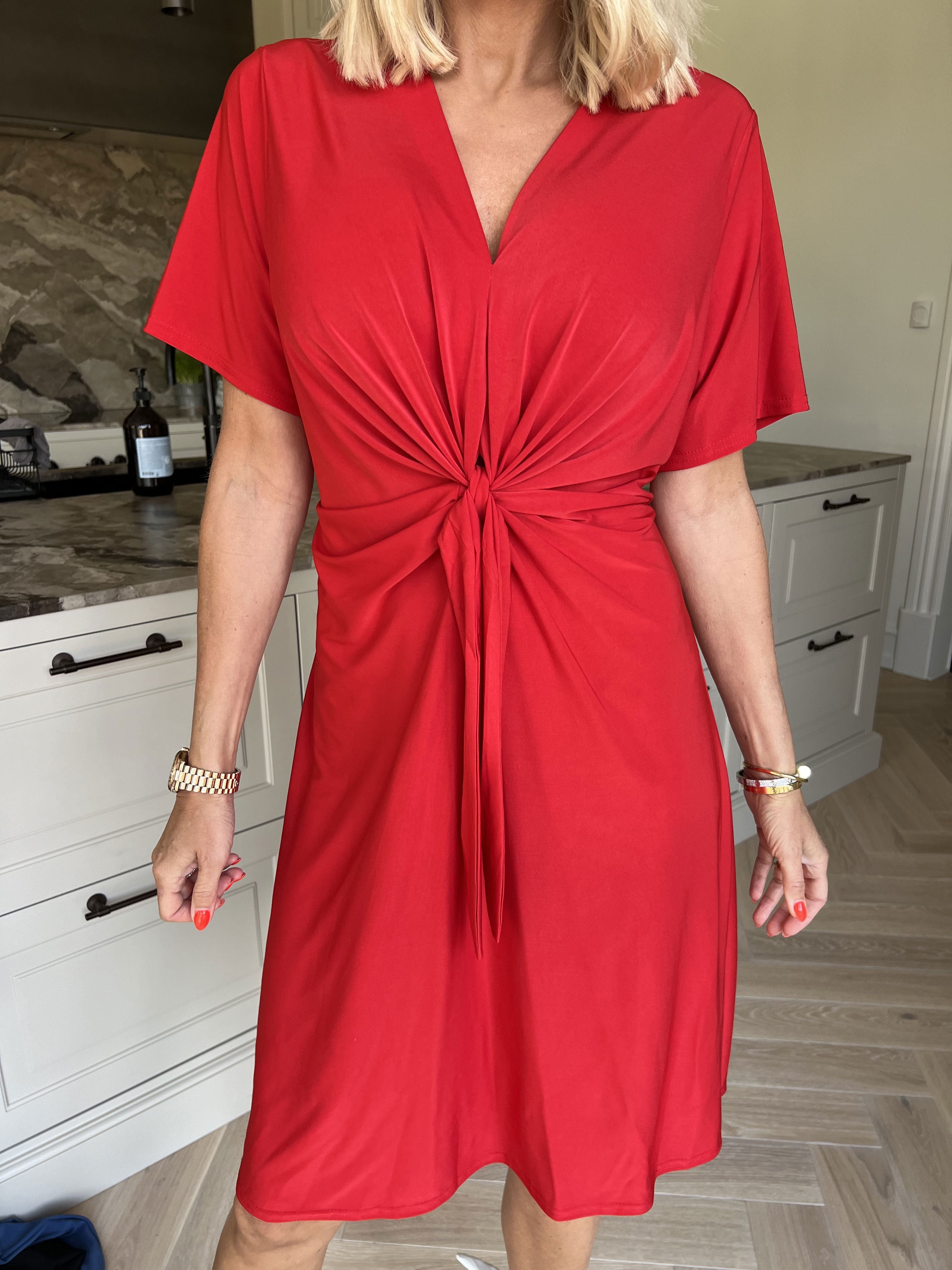 Molly Plain Short - Elastisk klänning med fin knytdetalj framtill