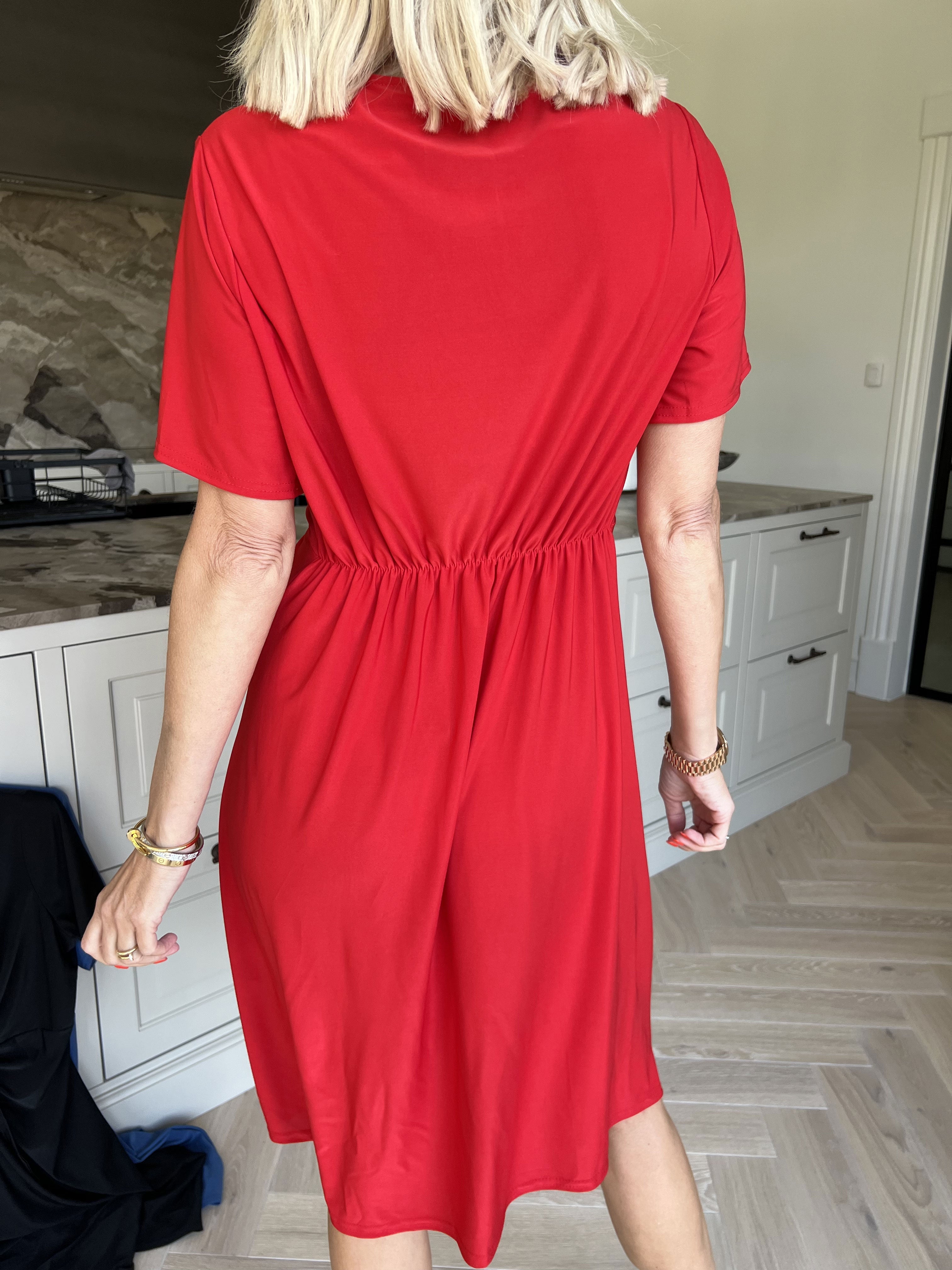 Molly Plain Short - Elastisk klänning med fin knytdetalj framtill