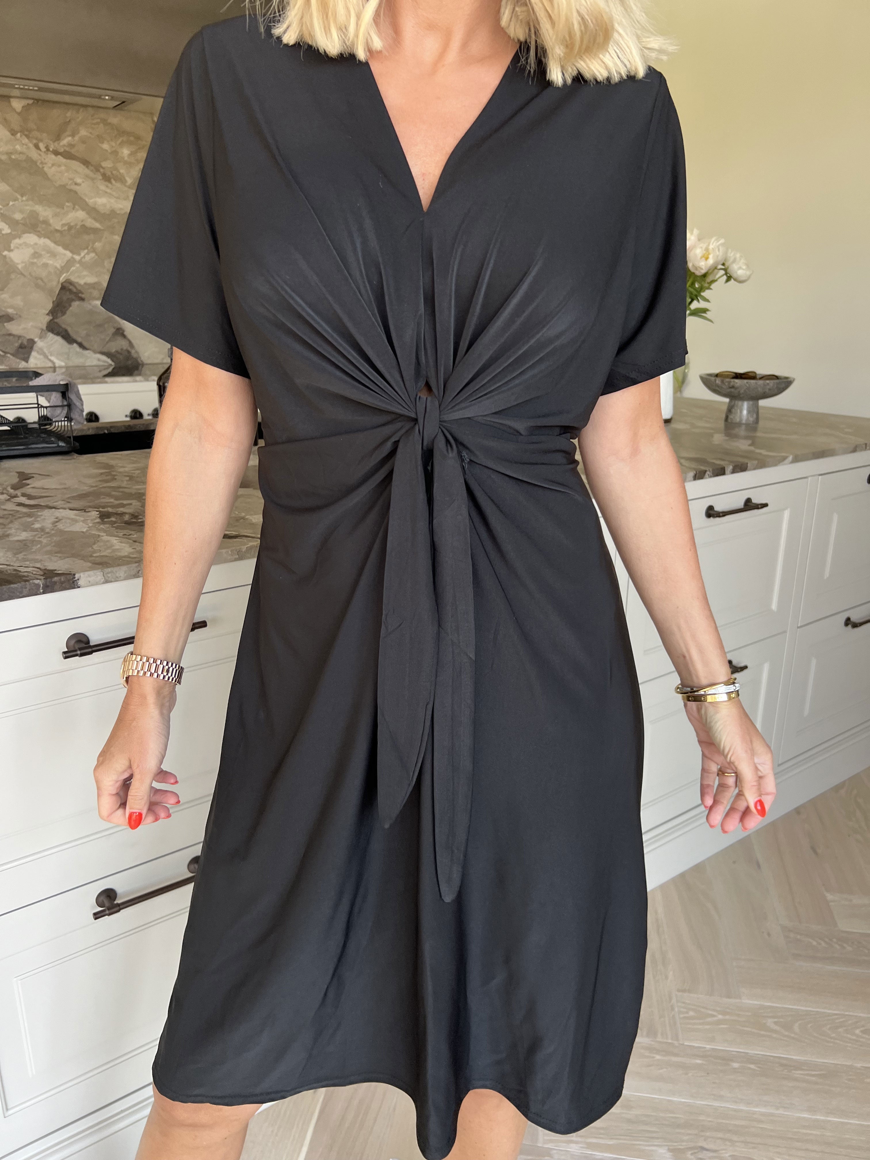 Molly Plain Short - Elastisk klänning med fin knytdetalj framtill