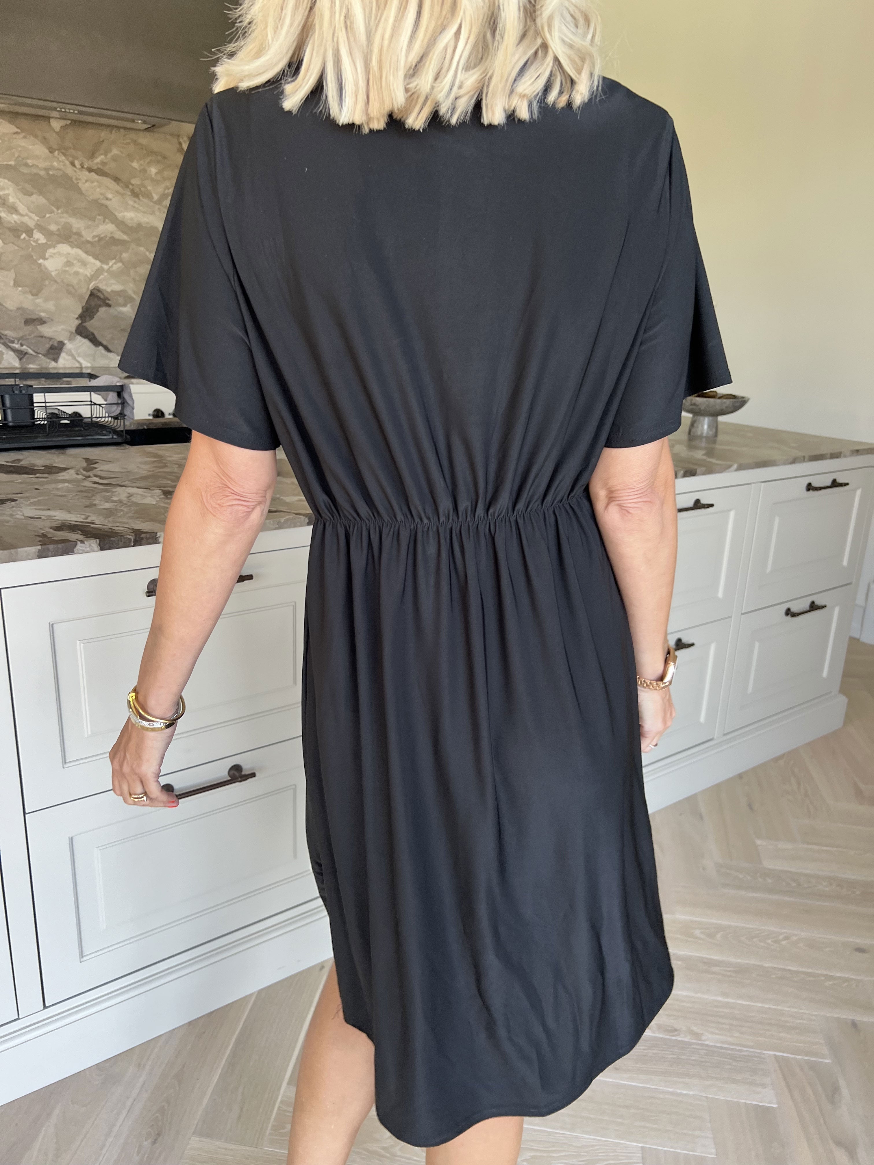 Molly Plain Short - Elastisk klänning med fin knytdetalj framtill