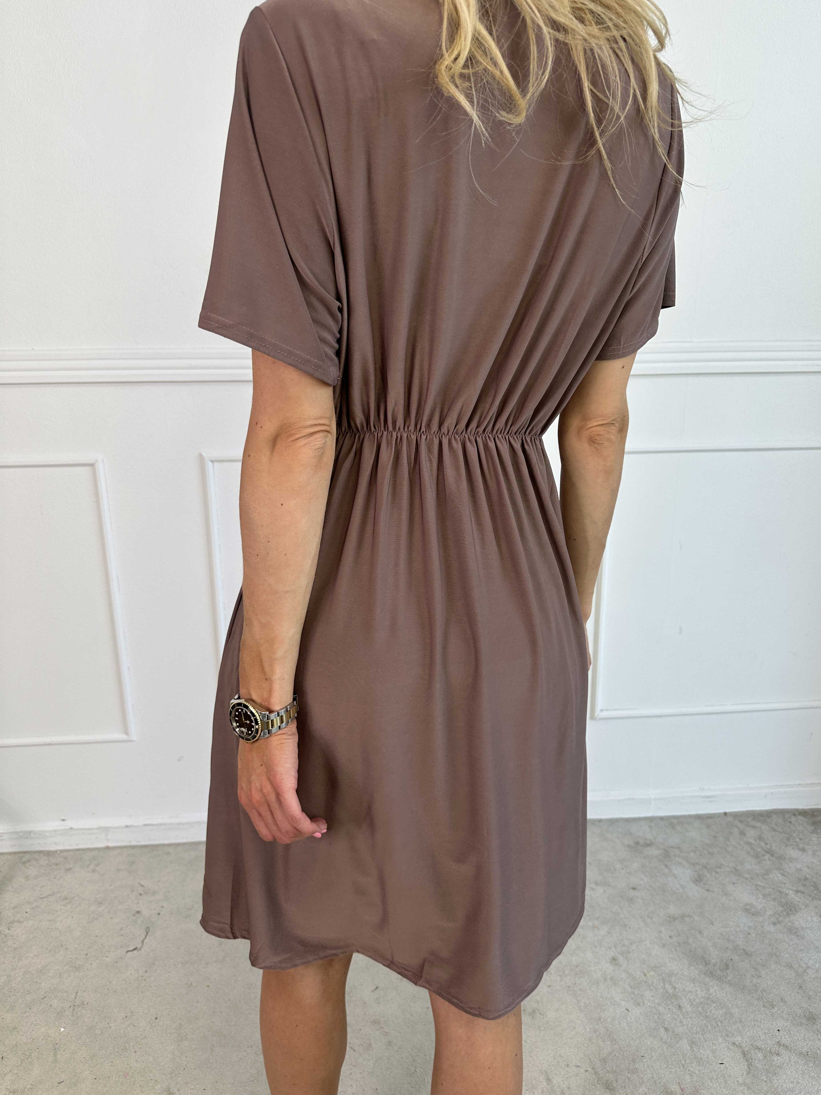 Molly Plain Short - Elastisk klänning med fin knytdetalj framtill