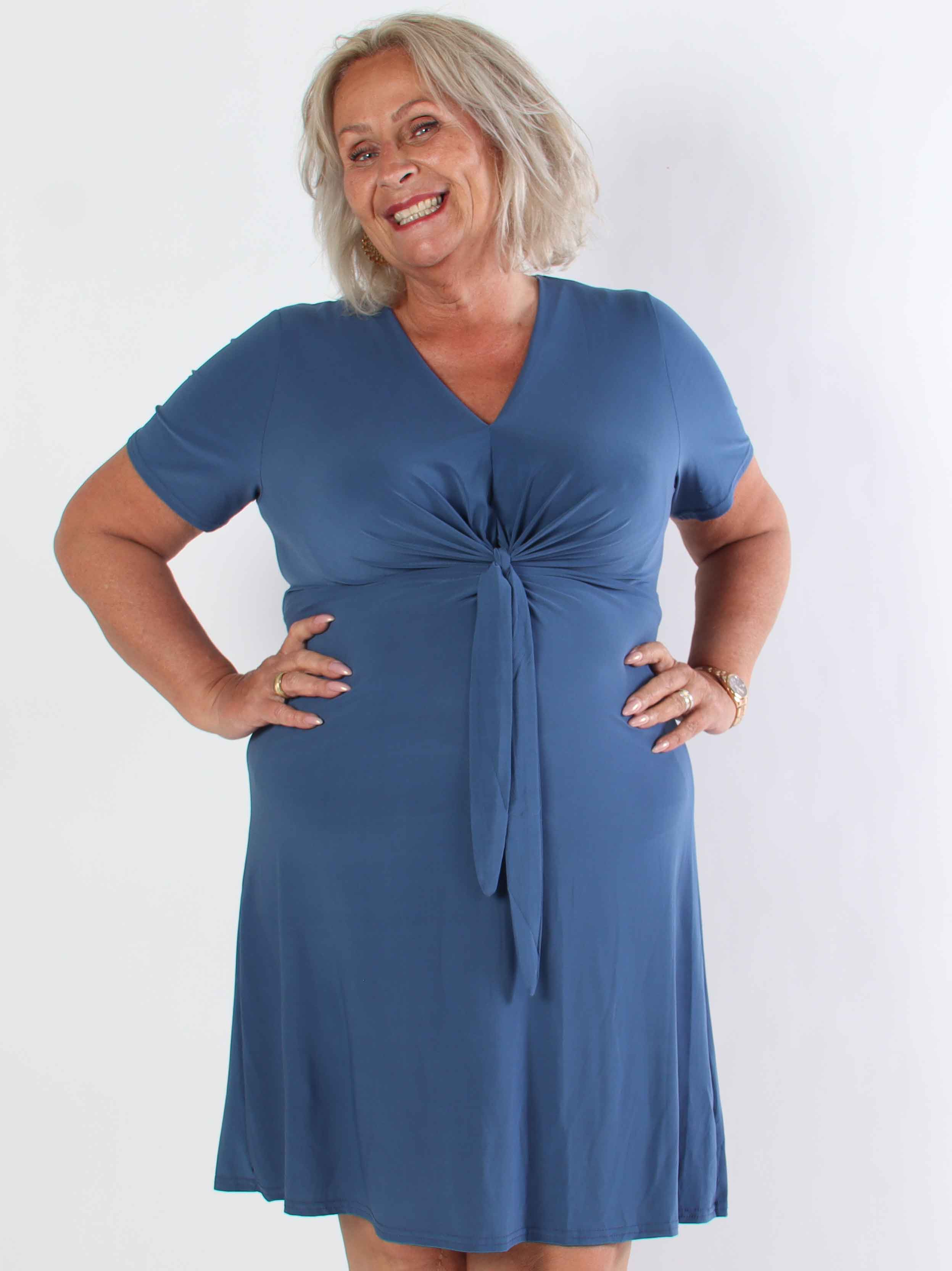 Molly Plain Short - Elastisk plus size klänning med fin knytdetalj framtill