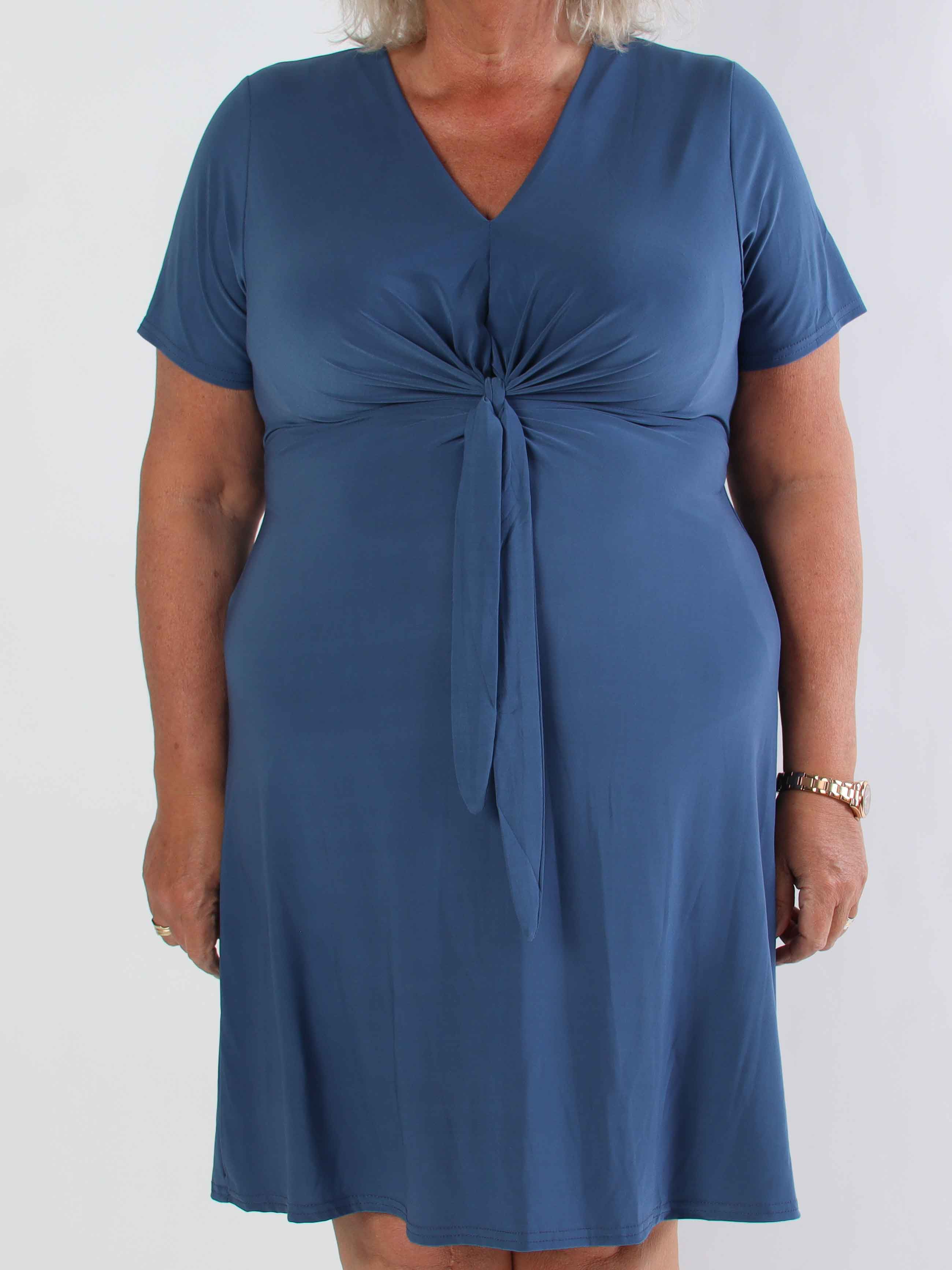 Molly Plain Short - Elastisk plus size klänning med fin knytdetalj framtill