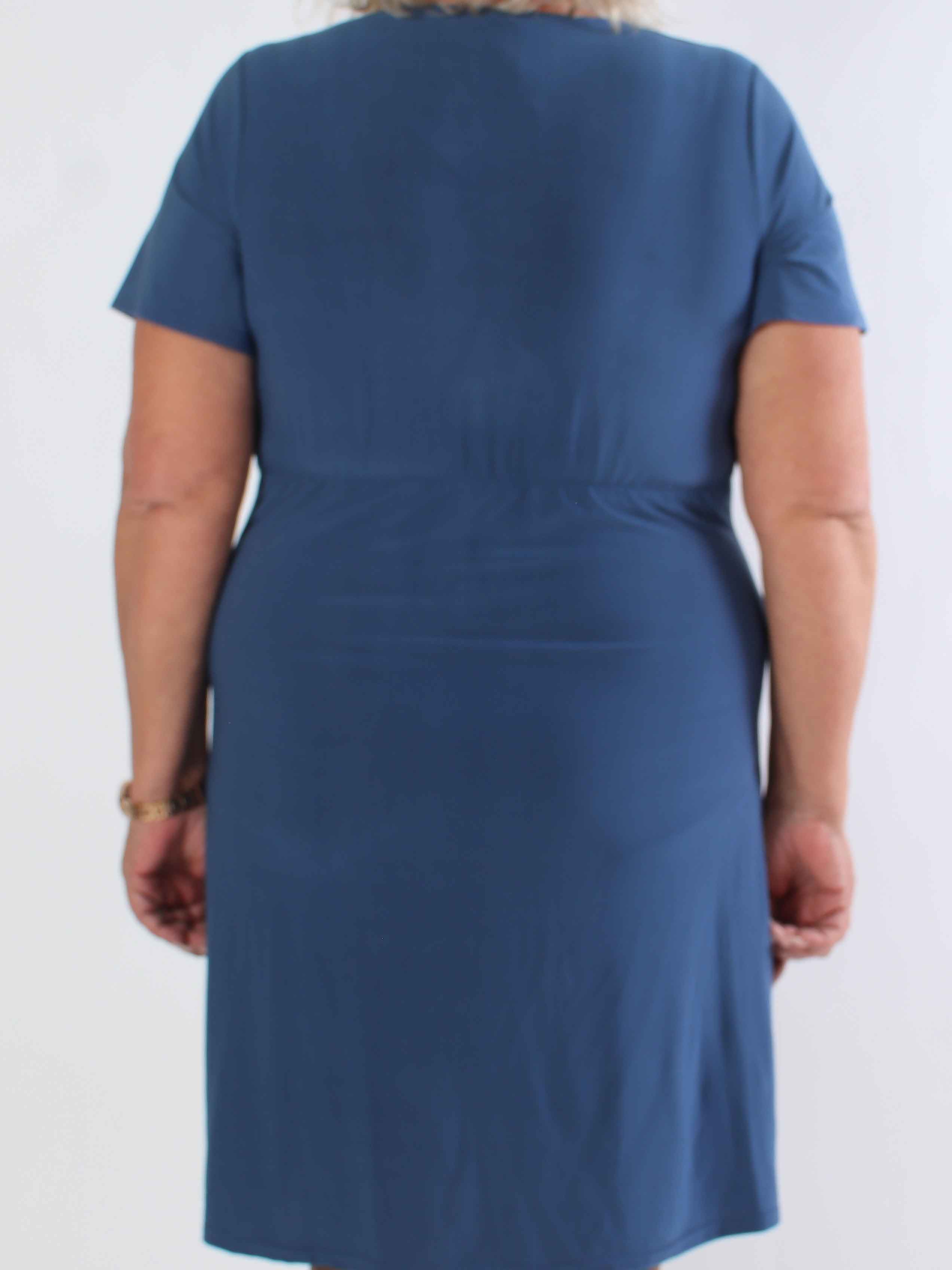 Molly Plain Short - Elastisk plus size klänning med fin knytdetalj framtill