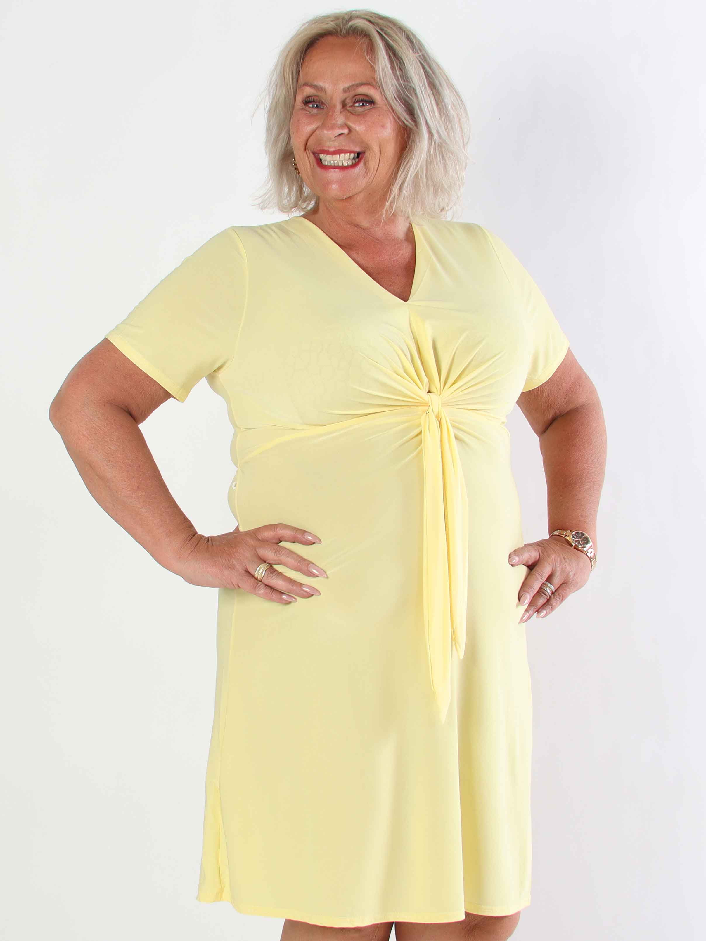 Molly Plain Short - Elastisk plus size klänning med fin knytdetalj framtill