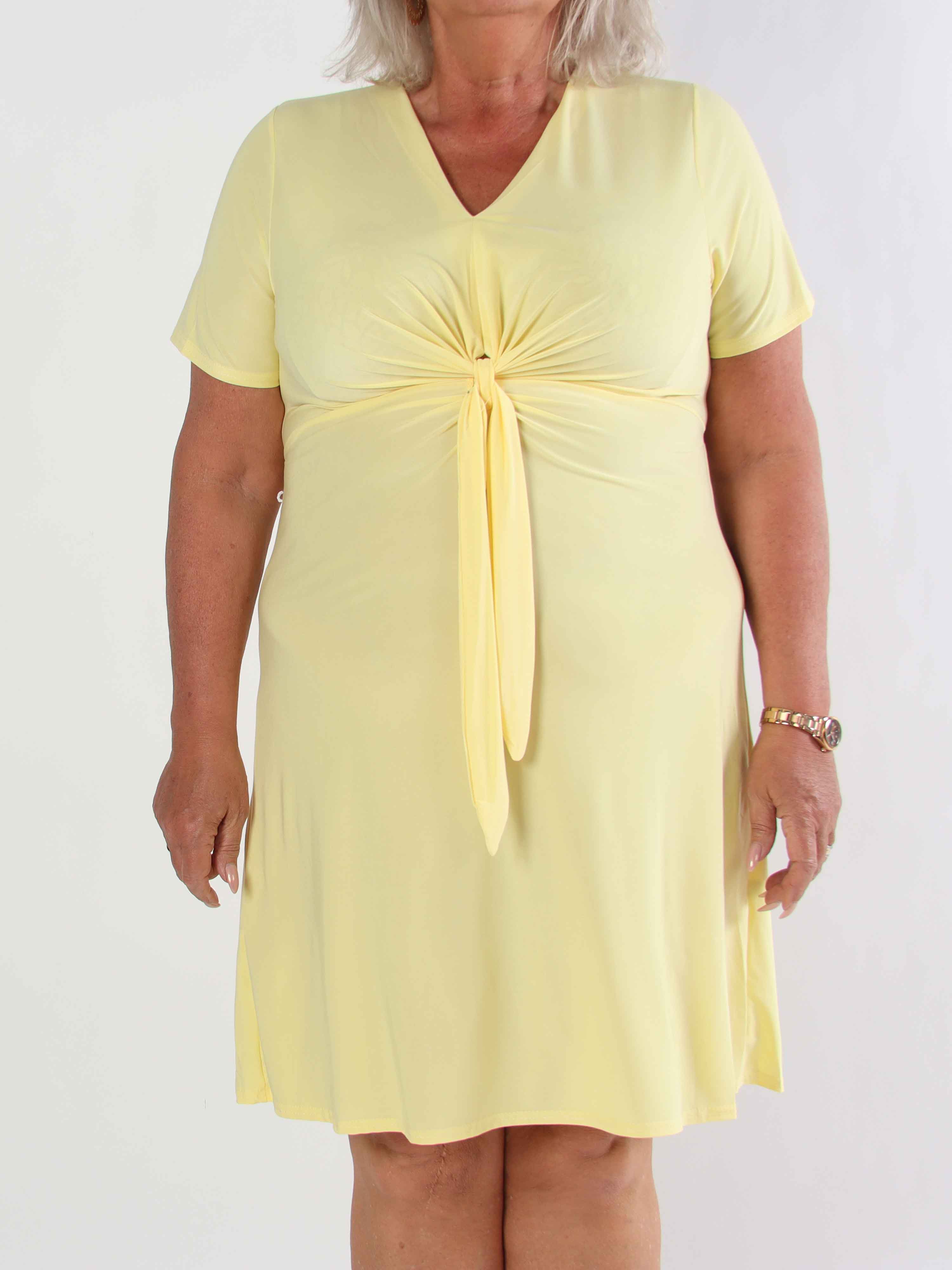 Molly Plain Short - Elastisk plus size klänning med fin knytdetalj framtill