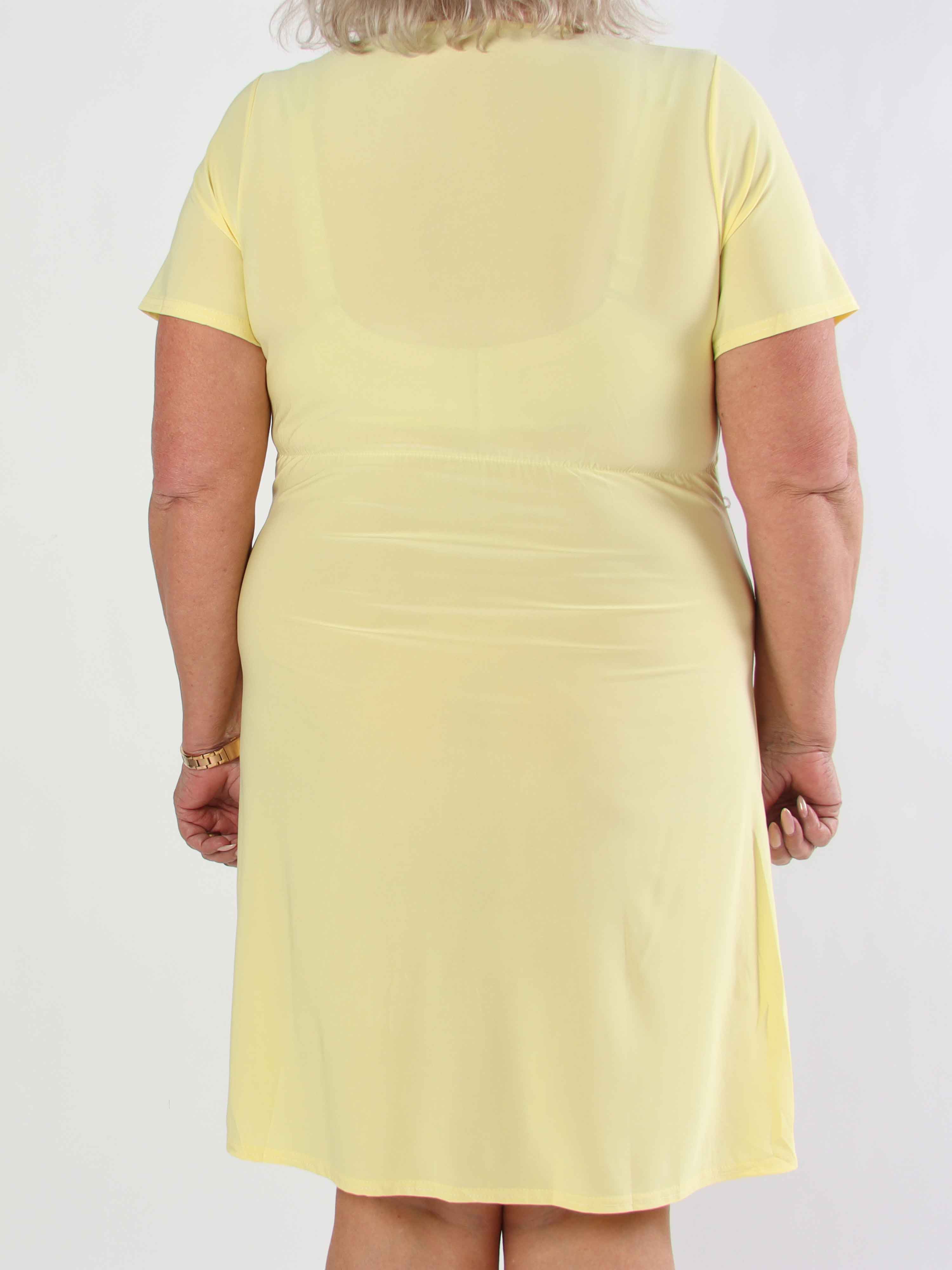 Molly Plain Short - Elastisk plus size klänning med fin knytdetalj framtill