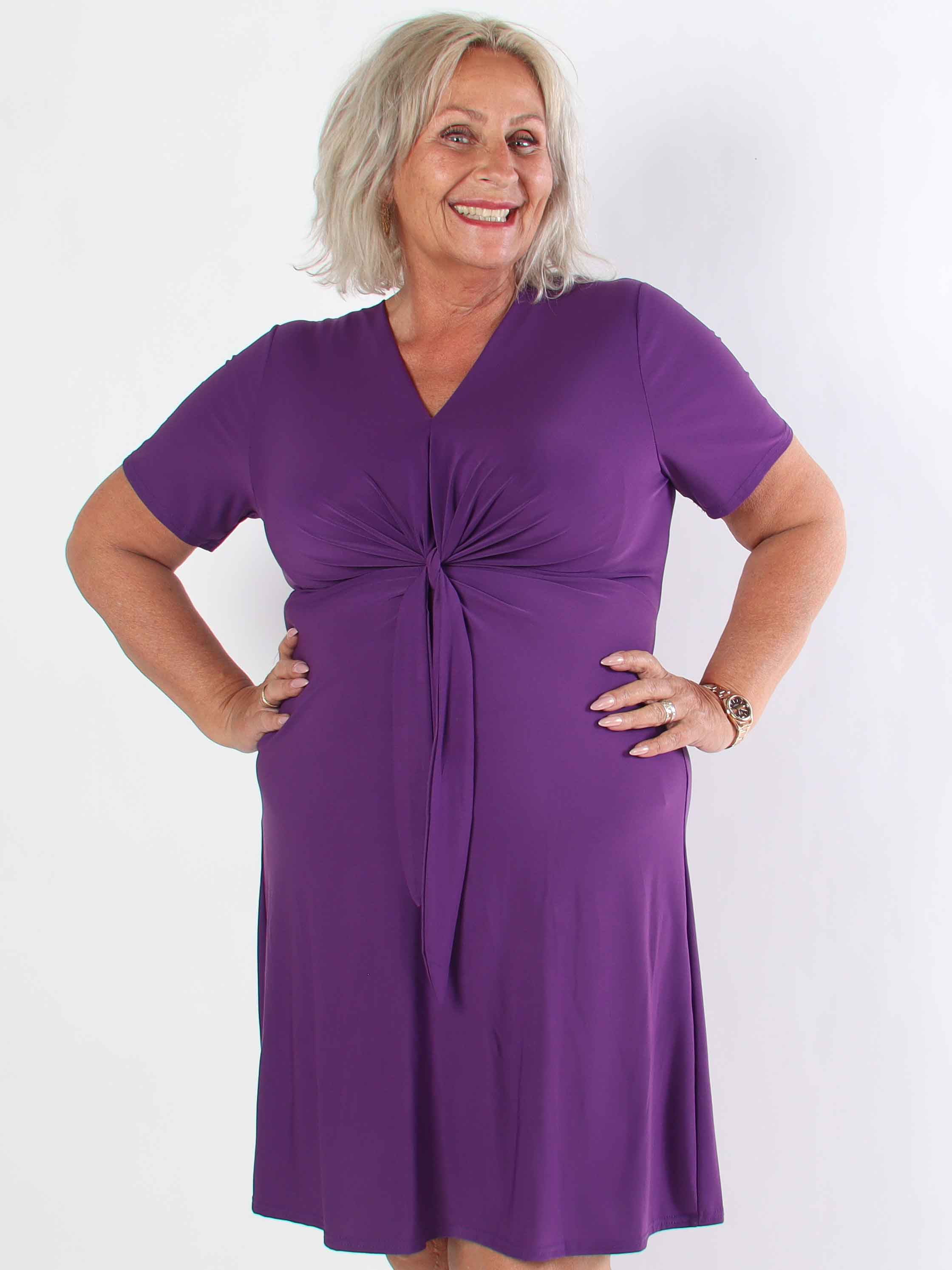 Molly Plain Short - Elastisk plus size klänning med fin knytdetalj framtill