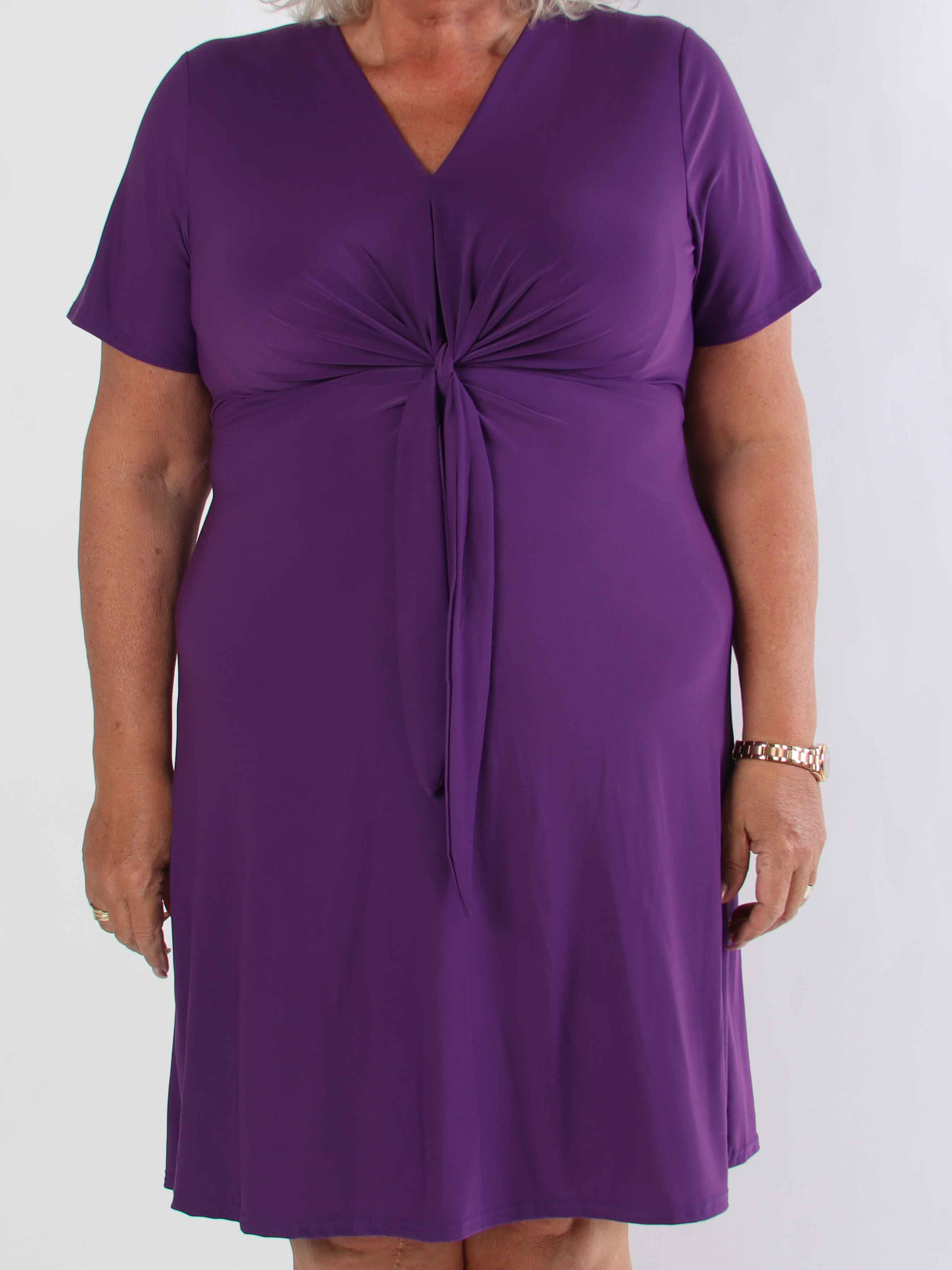 Molly Plain Short - Elastisk plus size klänning med fin knytdetalj framtill