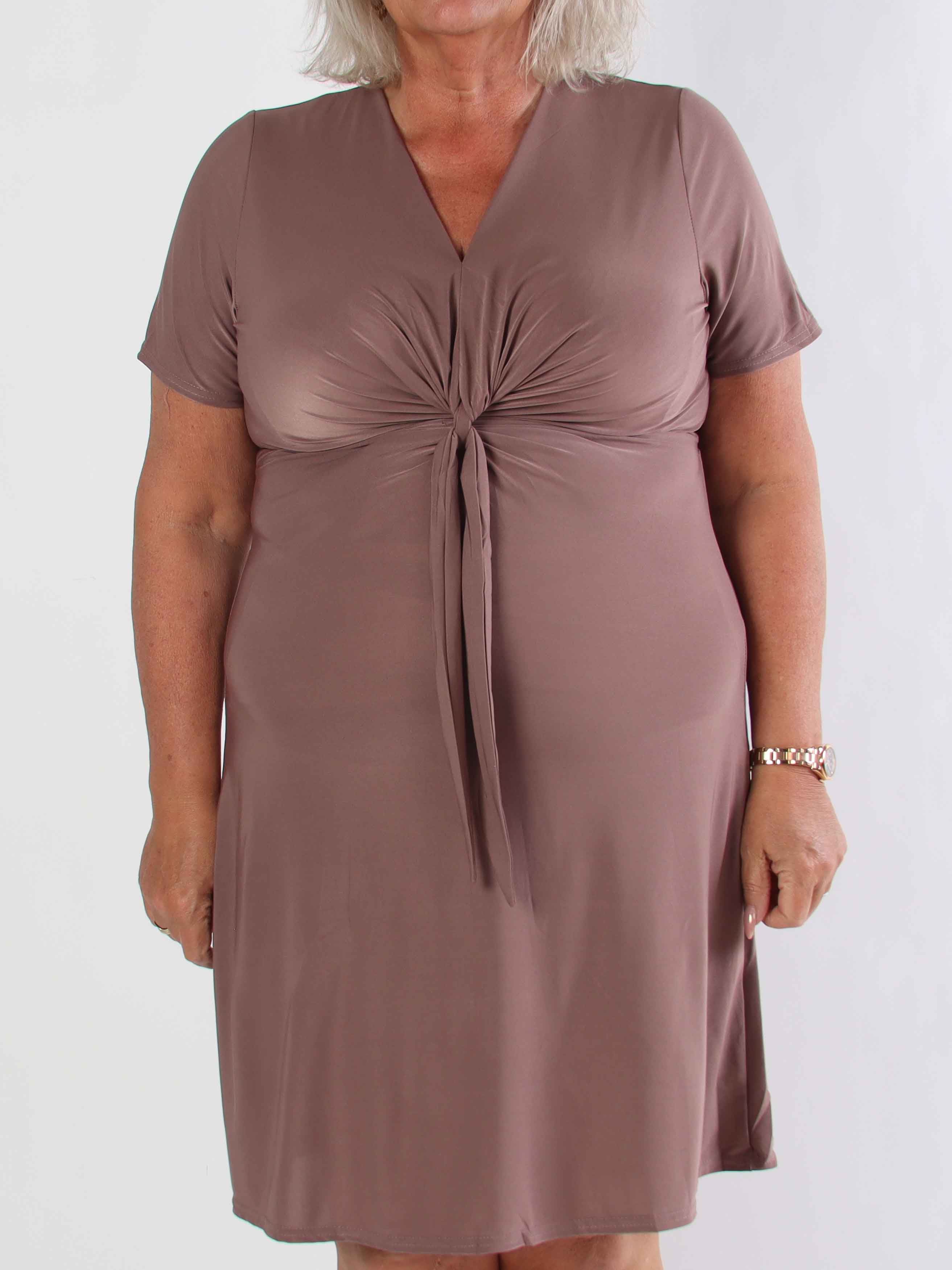 Molly Plain Short - Elastisk plus size klänning med fin knytdetalj framtill