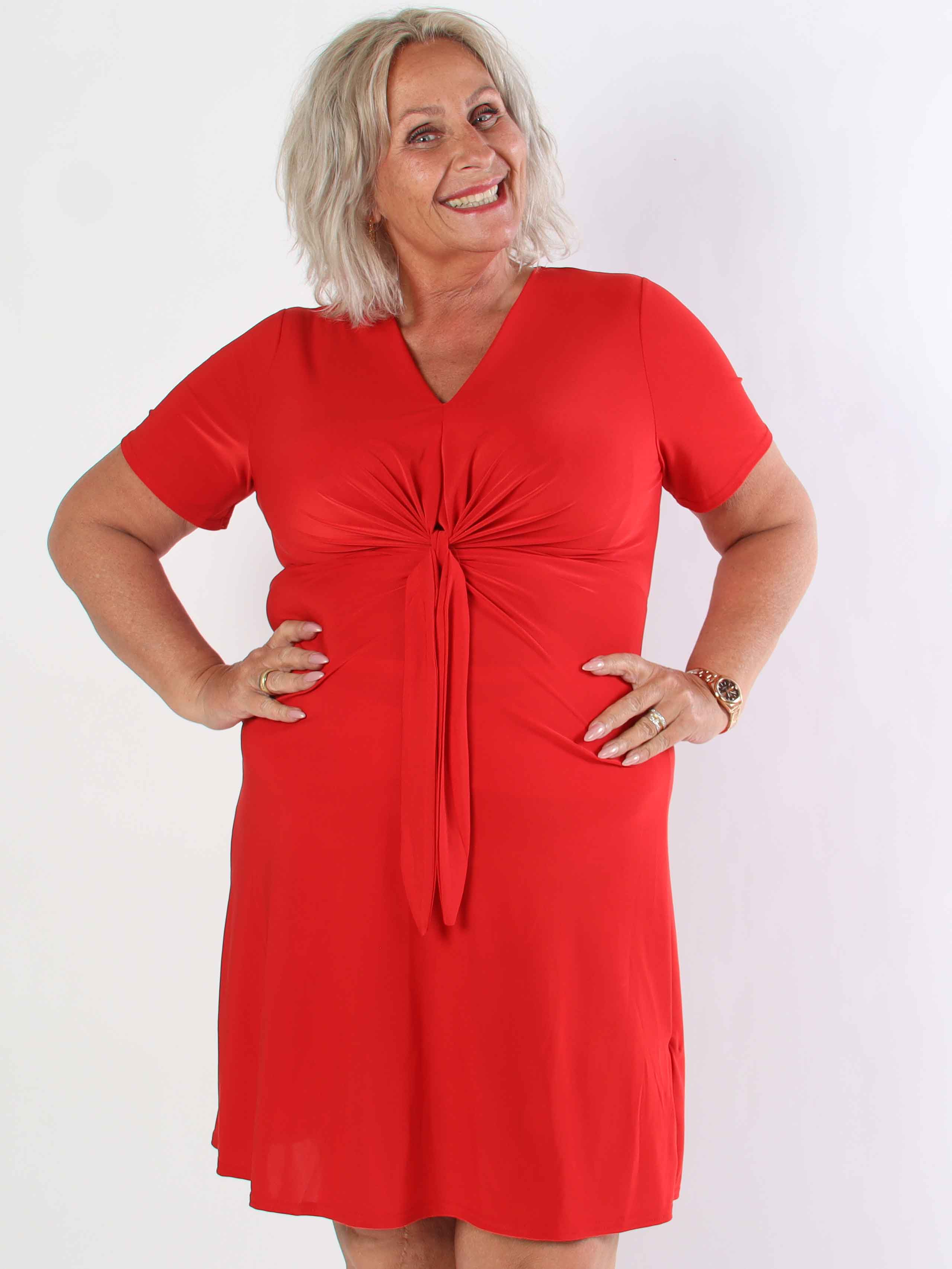 Molly Plain Short - Elastisk plus size klänning med fin knytdetalj framtill
